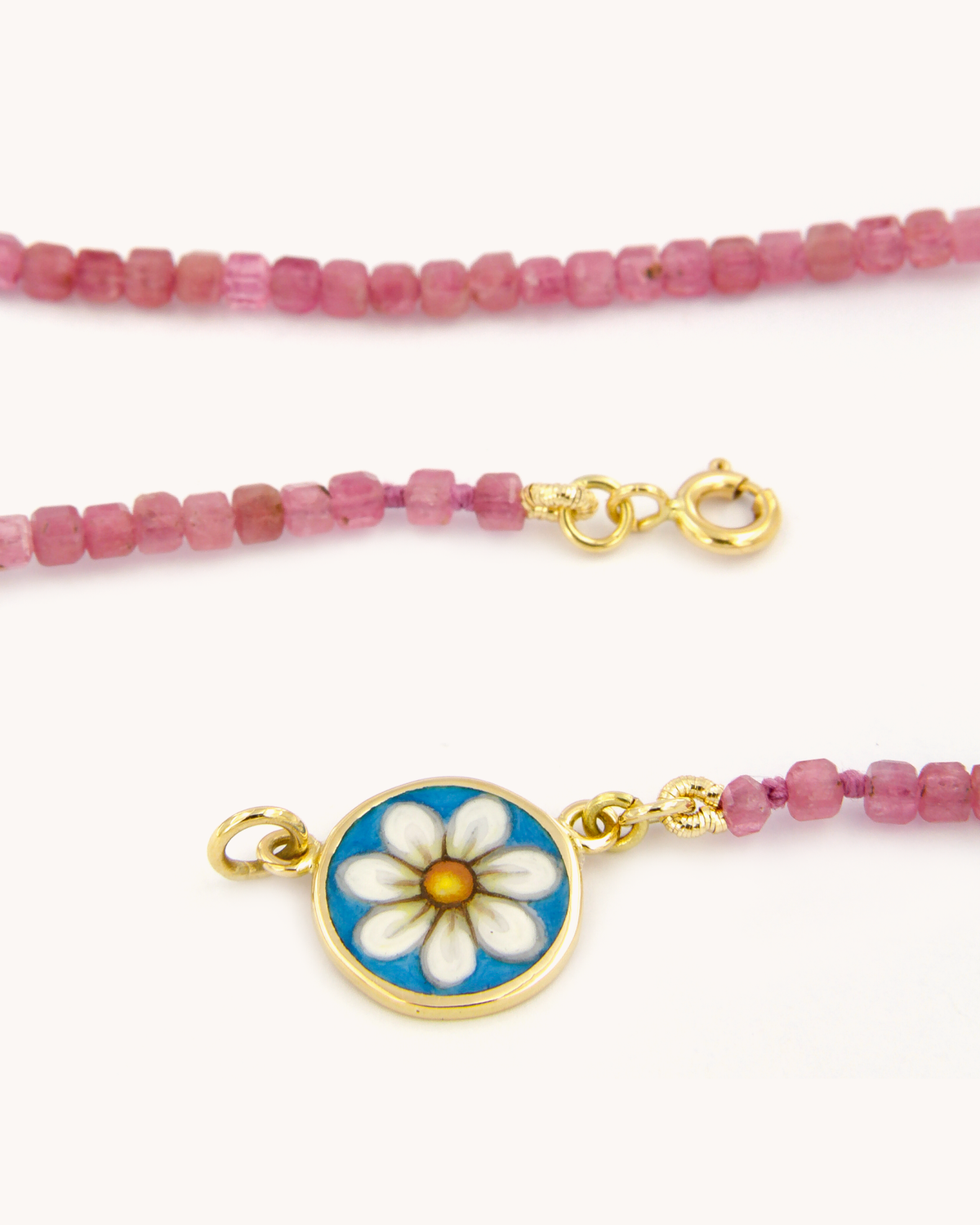 Collana Coloris Margherita nel Rosa Soave con perline di tormalina e margherita dipinta a mano in smalto a fuoco su oro giallo 18 carati