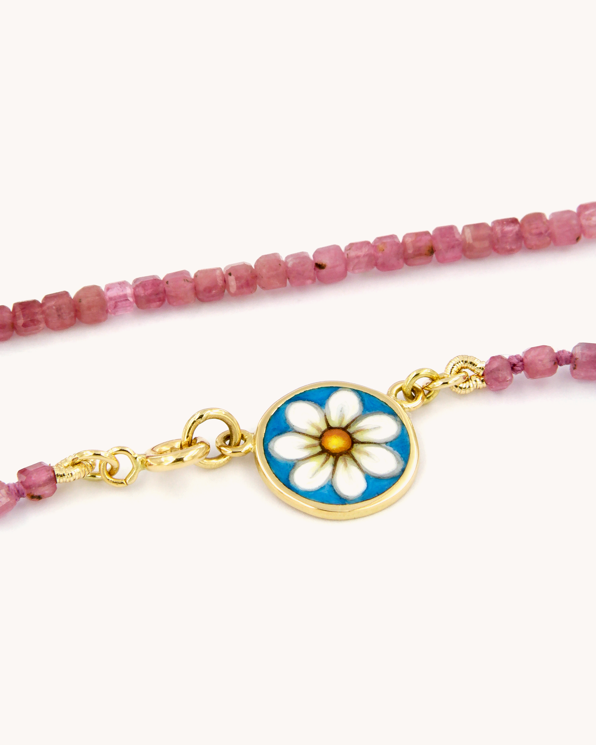 Collana Coloris Margherita nel Rosa Soave con perline di tormalina e margherita dipinta a mano in smalto a fuoco su oro giallo 18 carati