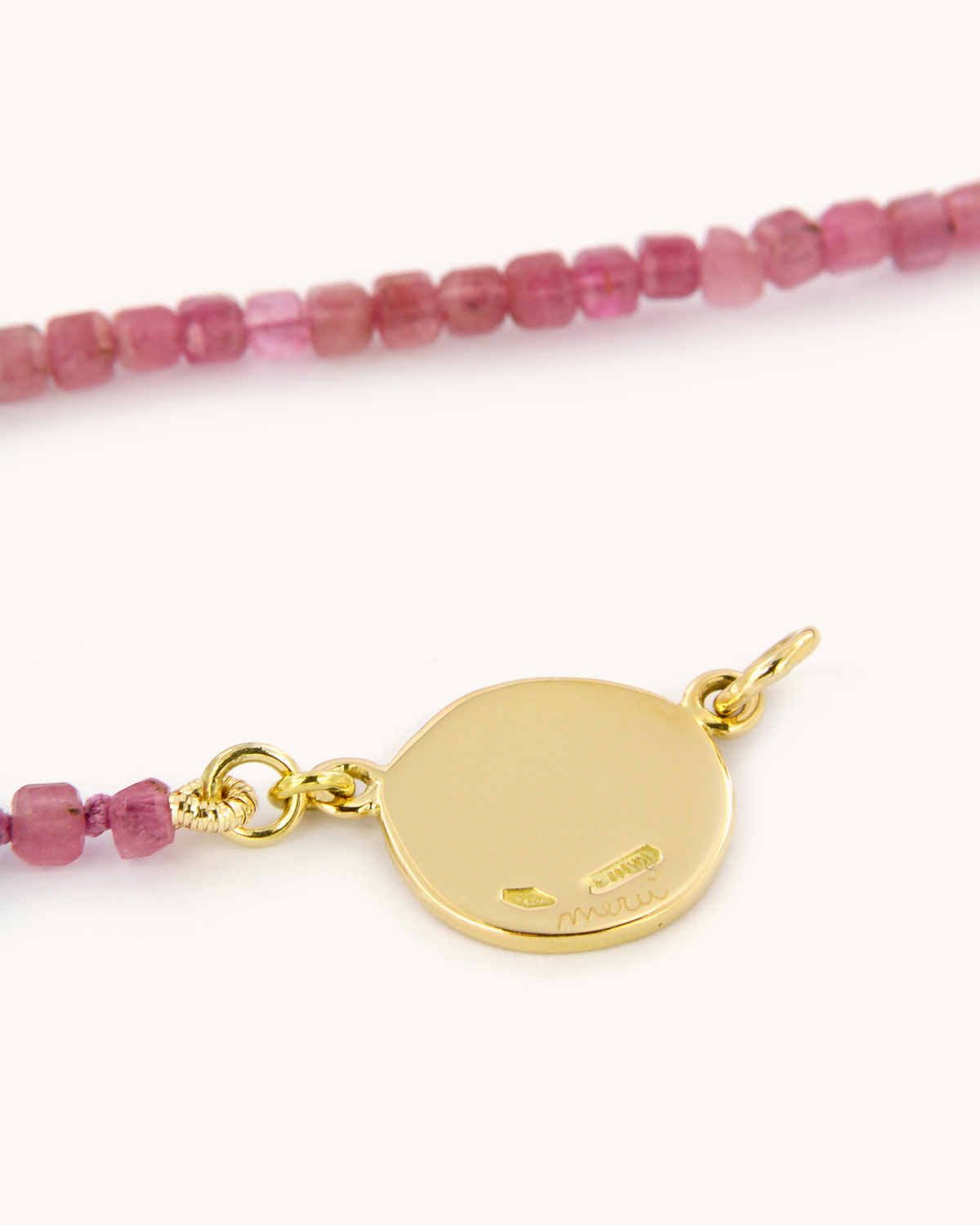 Collana Coloris Margherita nel Rosa Soave con perline di tormalina e margherita dipinta a mano in smalto a fuoco su oro giallo 18 carati