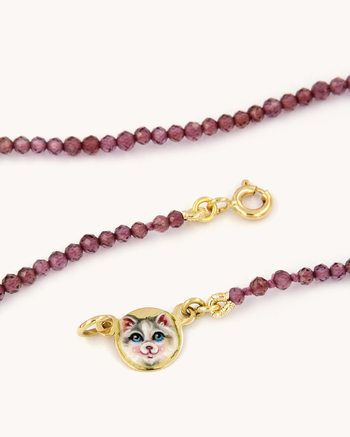 Collana Coloris Micio nel Rosso Profondo con perline di rodolite, oro giallo 18 carati e micio dipinto a mano in smalto a fuoco
