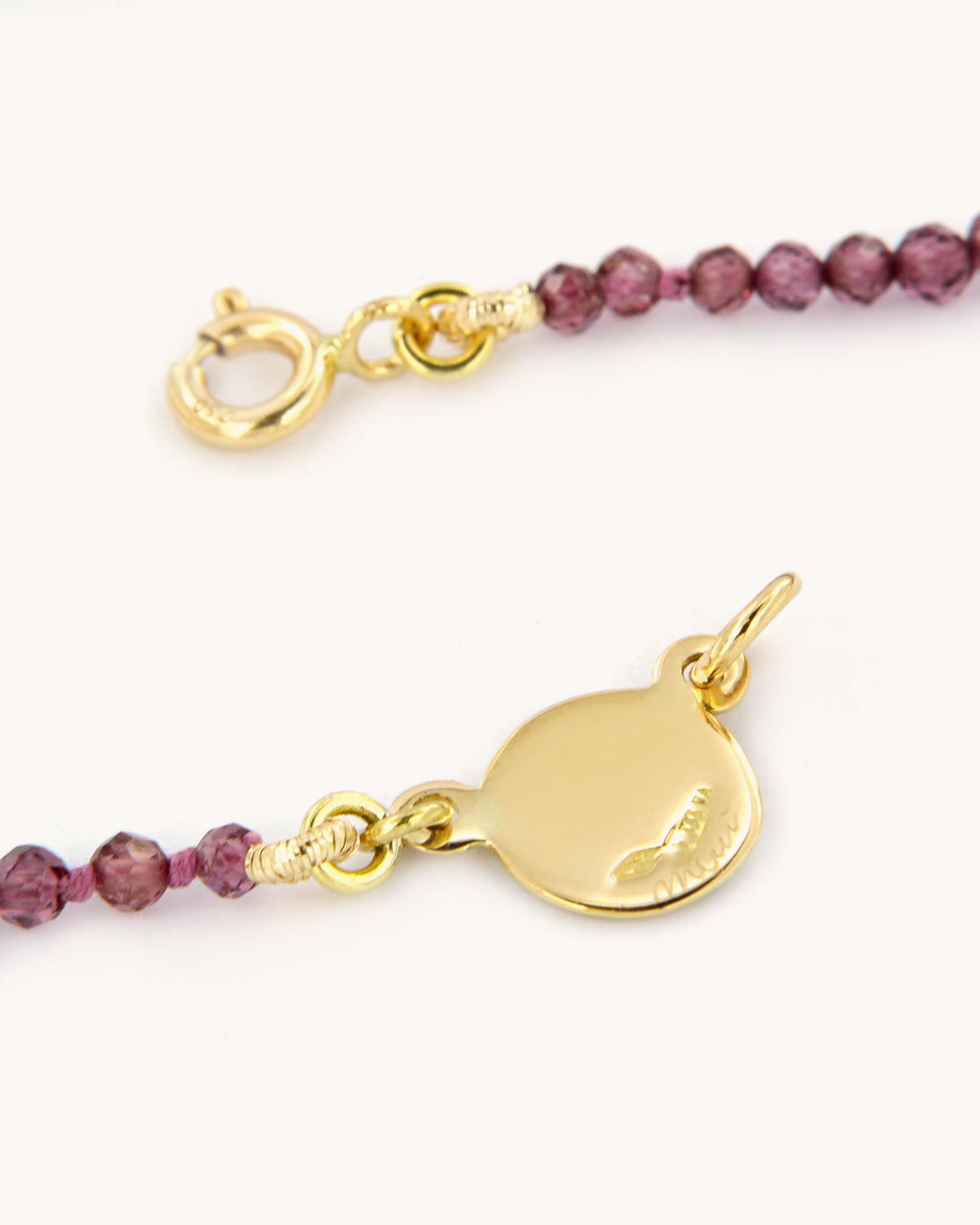 Collana Coloris Micio nel Rosso Profondo con perline di rodolite, oro giallo 18 carati e micio dipinto a mano in smalto a fuoco