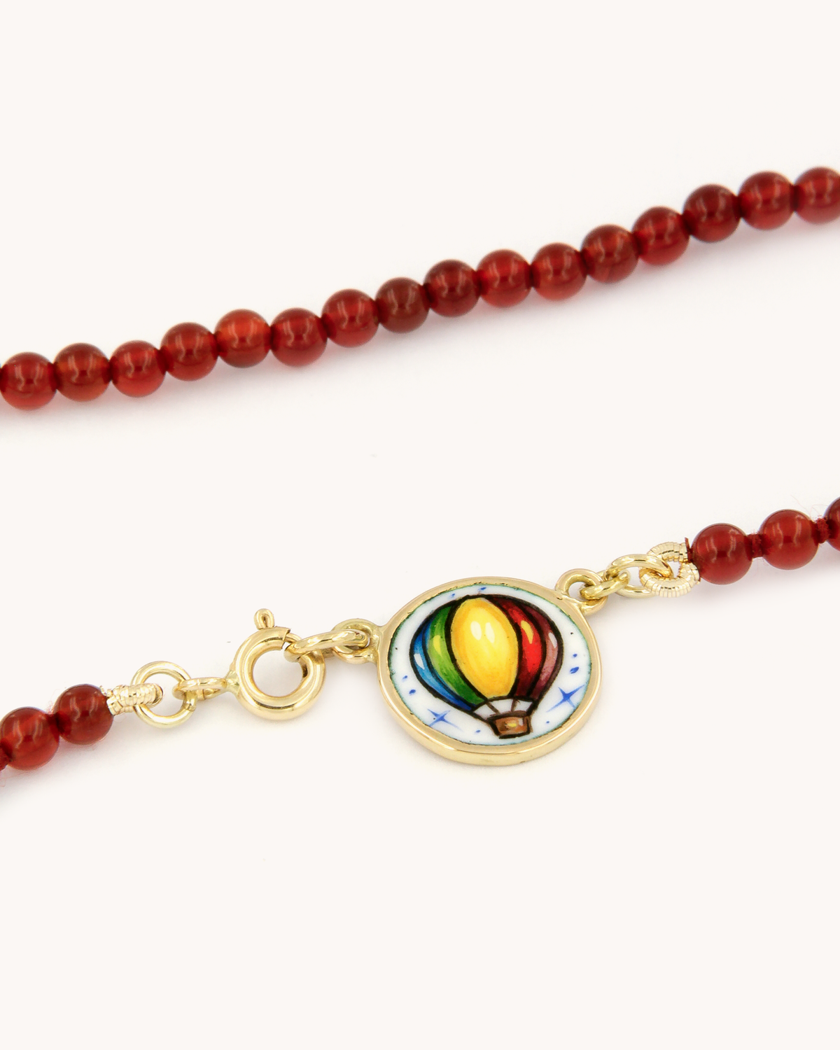 Collana Coloris Mongolfiera nel Rosso Cremisi con perline di corniola e mongolfiera dipinta a mano in smalto a fuoco