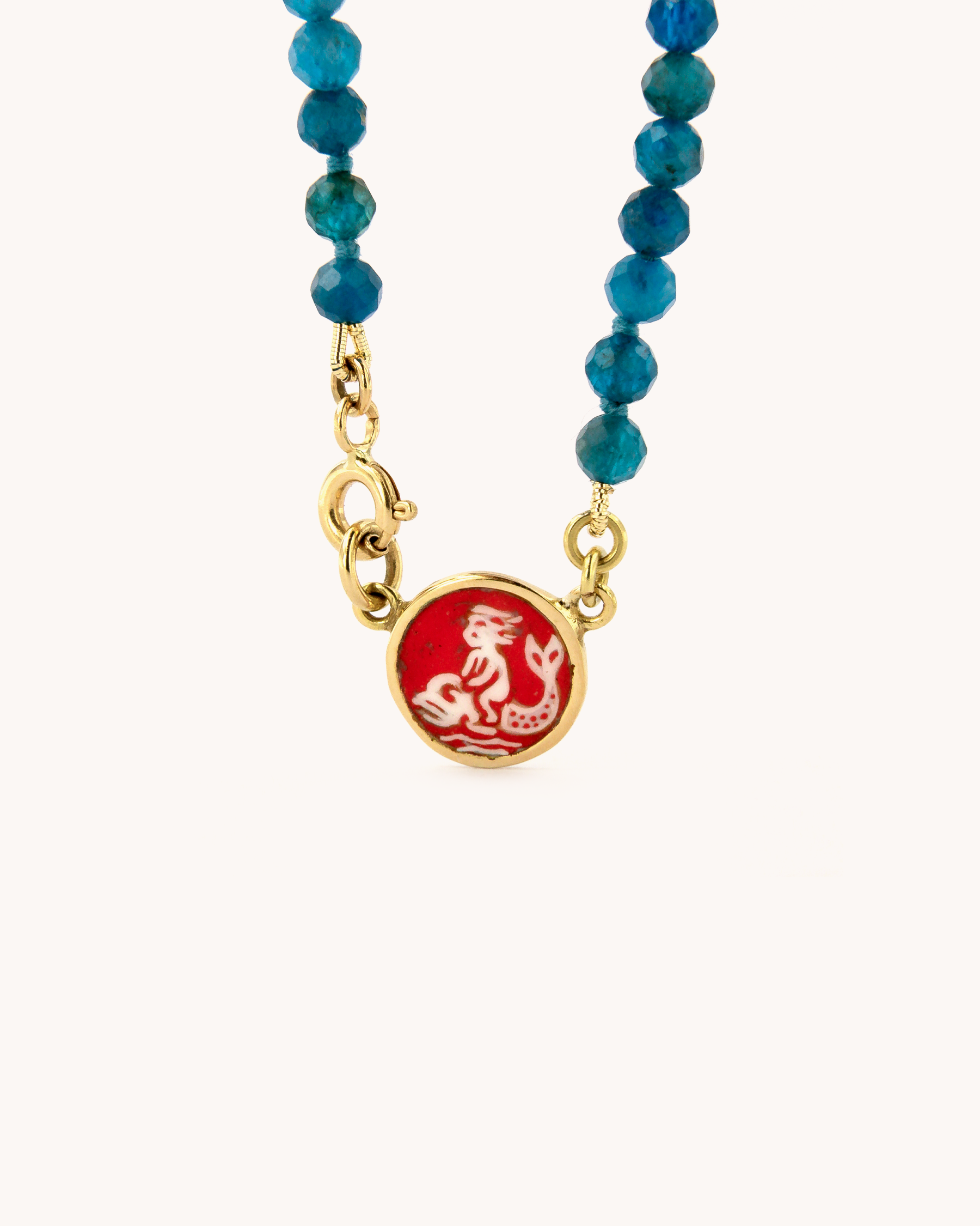 Collana Coloris con perle sfaccettate di apatite scura e piastrina Ninfa Marina dipinta a mano in smalto a fuoco su oro giallo 18 carati.