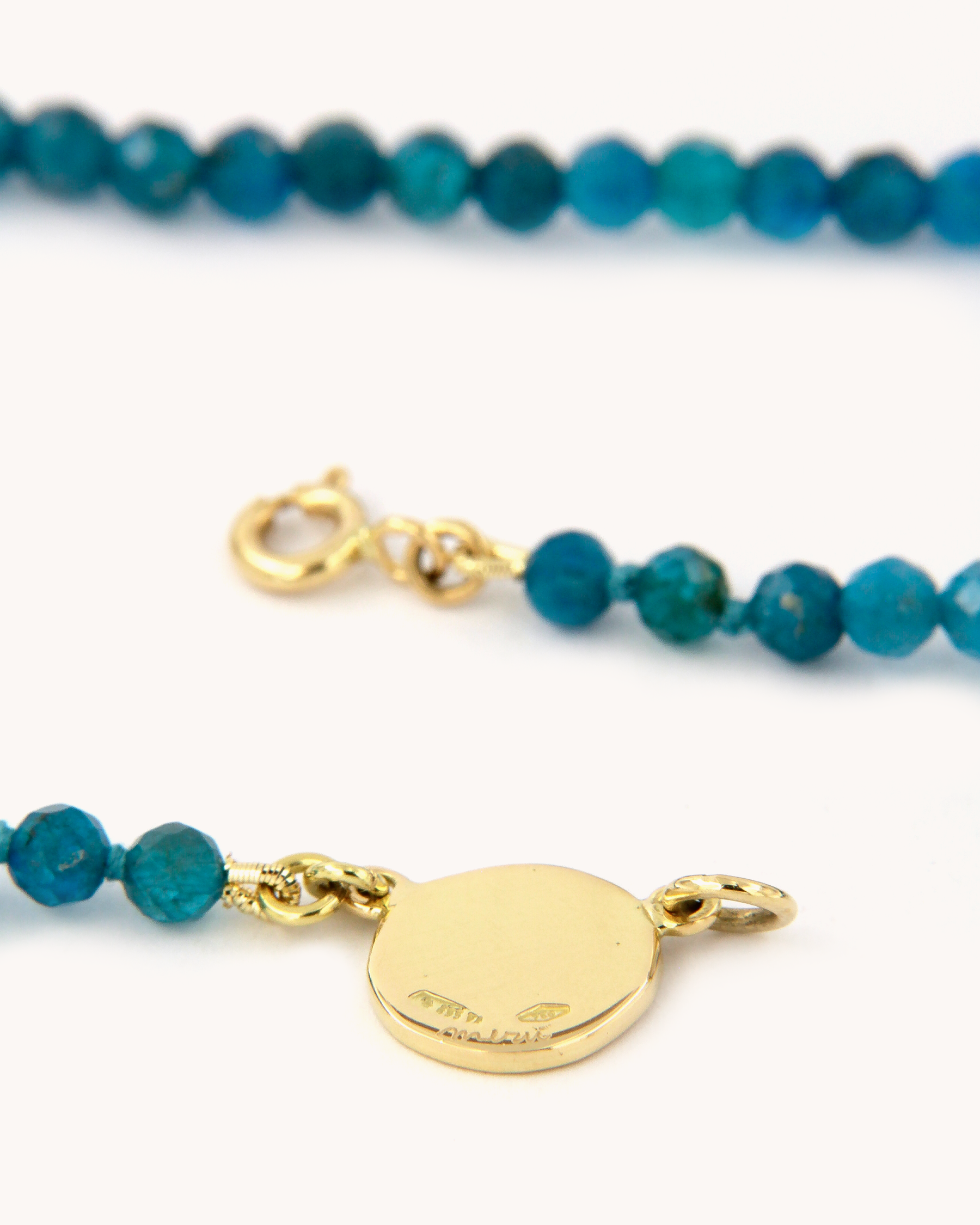 Collana Coloris con perle sfaccettate di apatite scura e piastrina Ninfa Marina dipinta a mano in smalto a fuoco su oro giallo 18 carati.