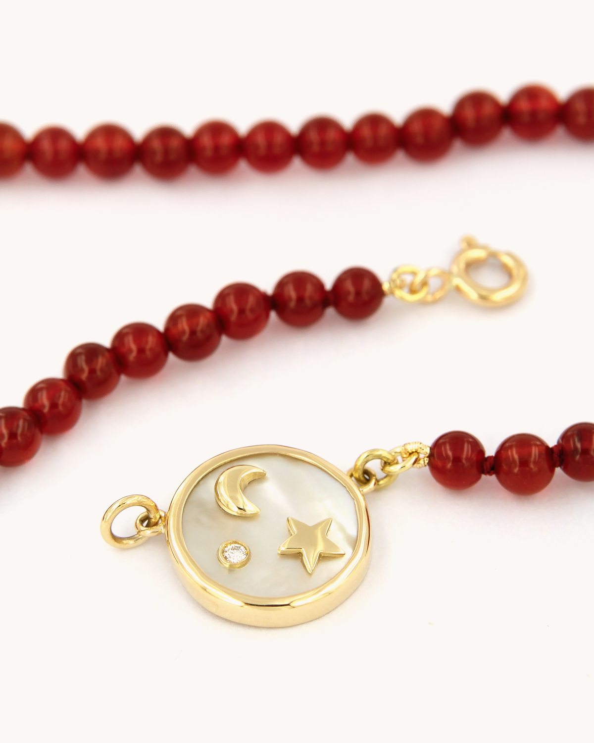 Collana Coloris Notte Stellata nel Rosso Cremisi con perline di corniola e piastra in madreperla con luna, stella e diamante