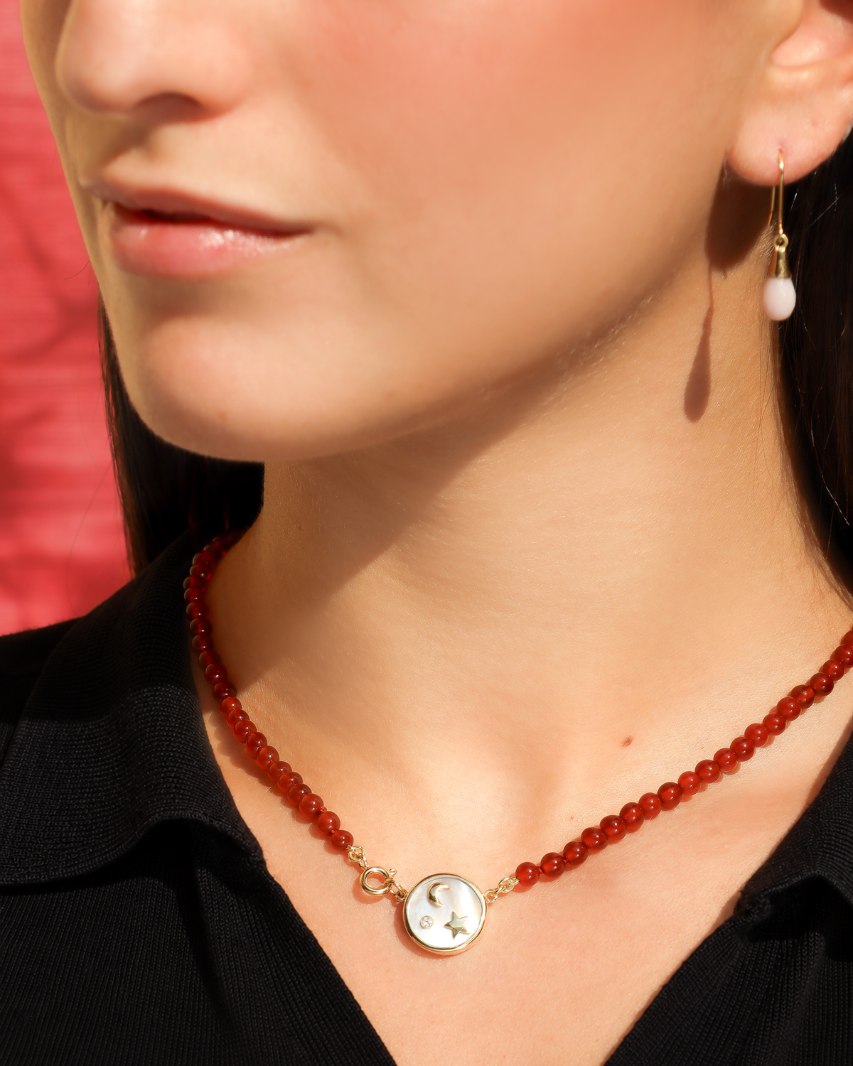 Collana Coloris Notte Stellata nel Rosso Cremisi con perline di corniola e piastra in madreperla con luna, stella e diamante
