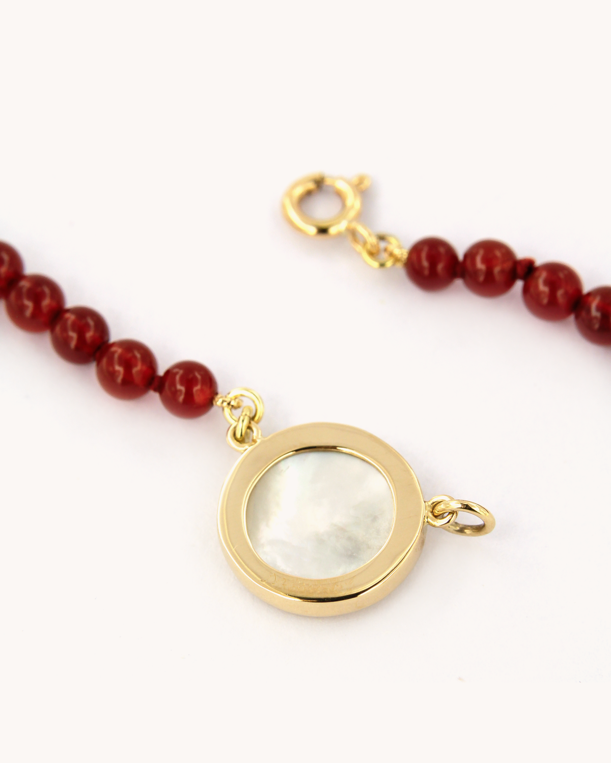 Collana Coloris Notte Stellata nel Rosso Cremisi con perline di corniola e piastra in madreperla con luna, stella e diamante