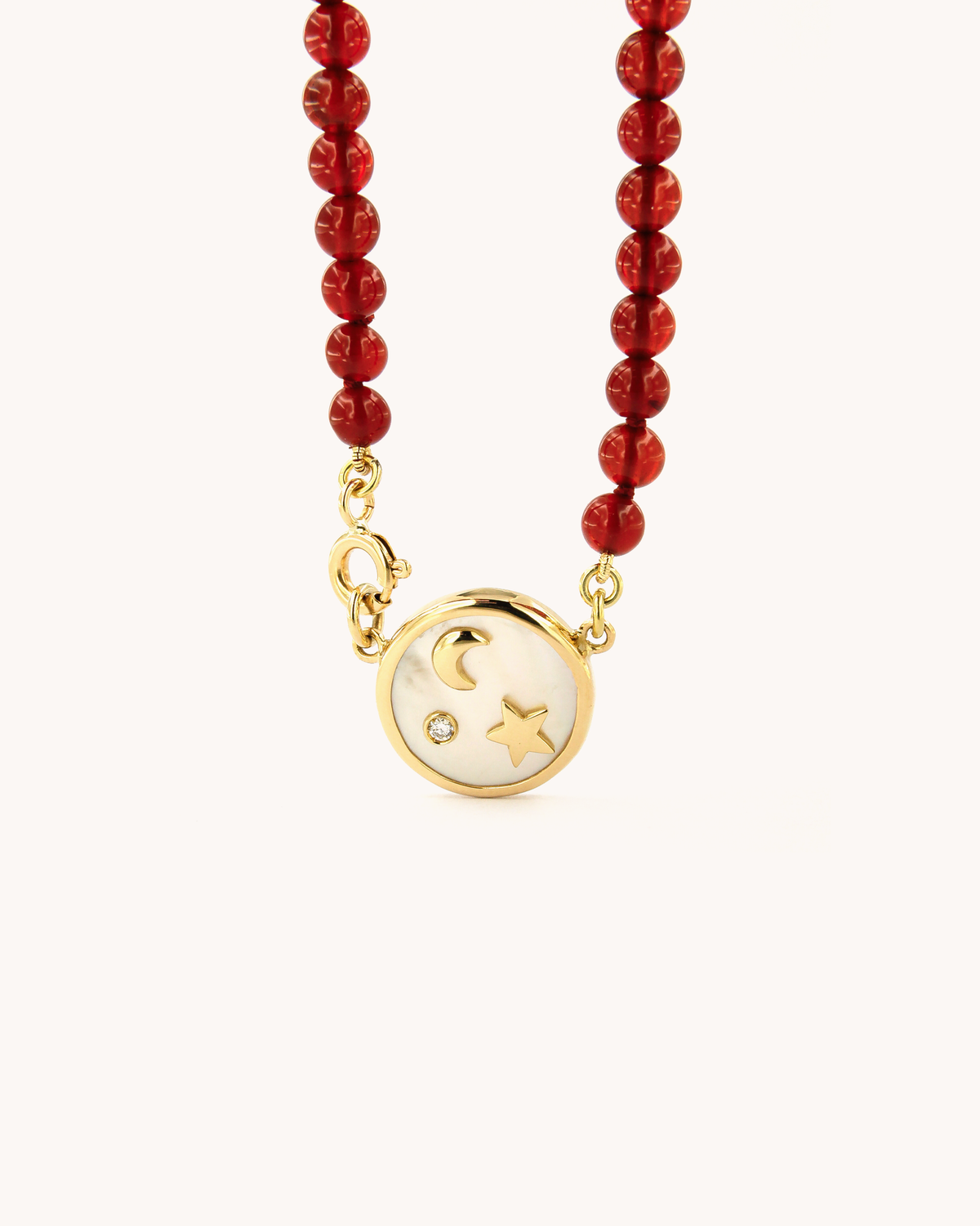 Collana Coloris Notte Stellata nel Rosso Cremisi con perline di corniola e piastra in madreperla con luna, stella e diamante