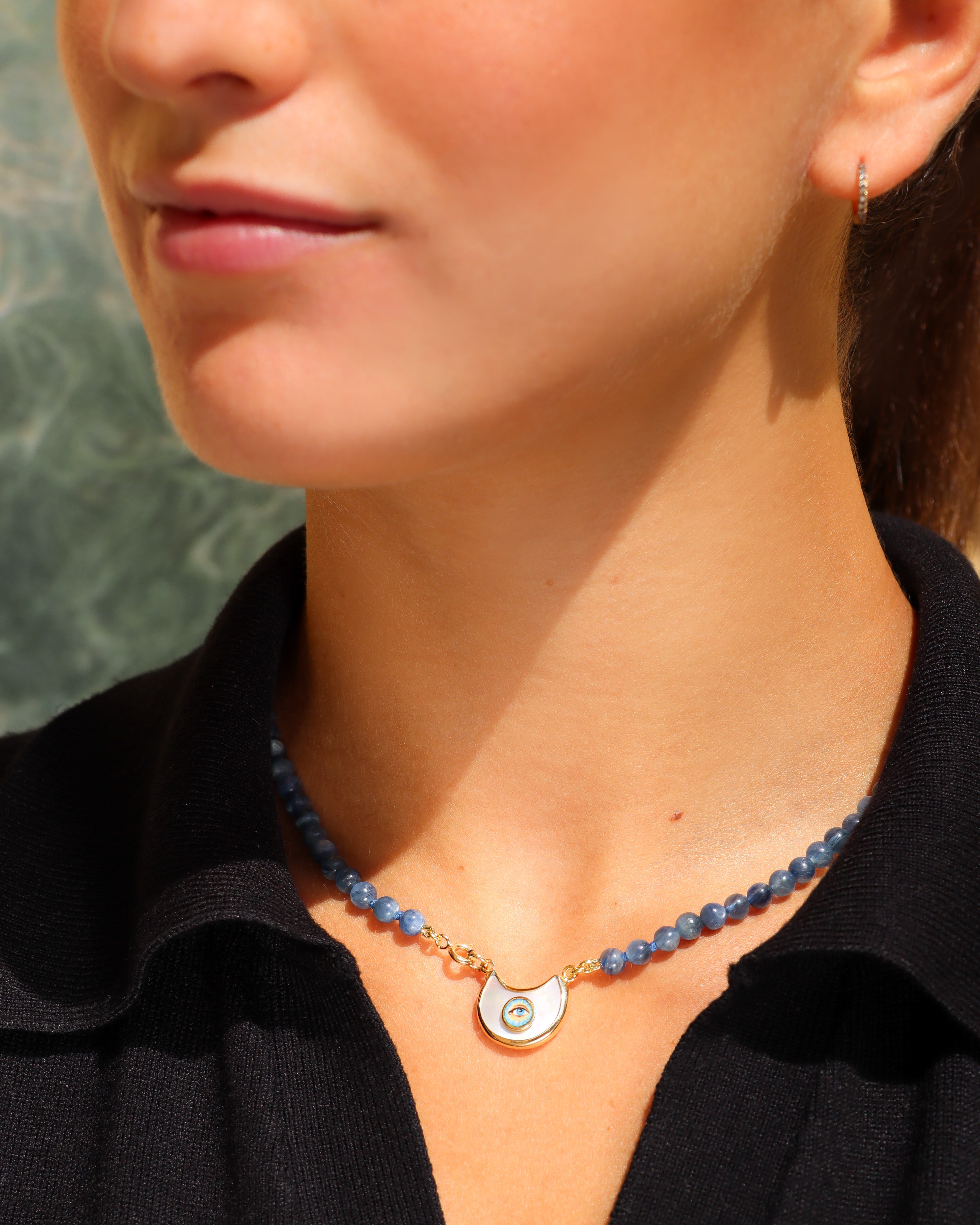 Collana Coloris con cianite, madreperla e Occhio Mistico dipinto a mano in smalto a fuoco.