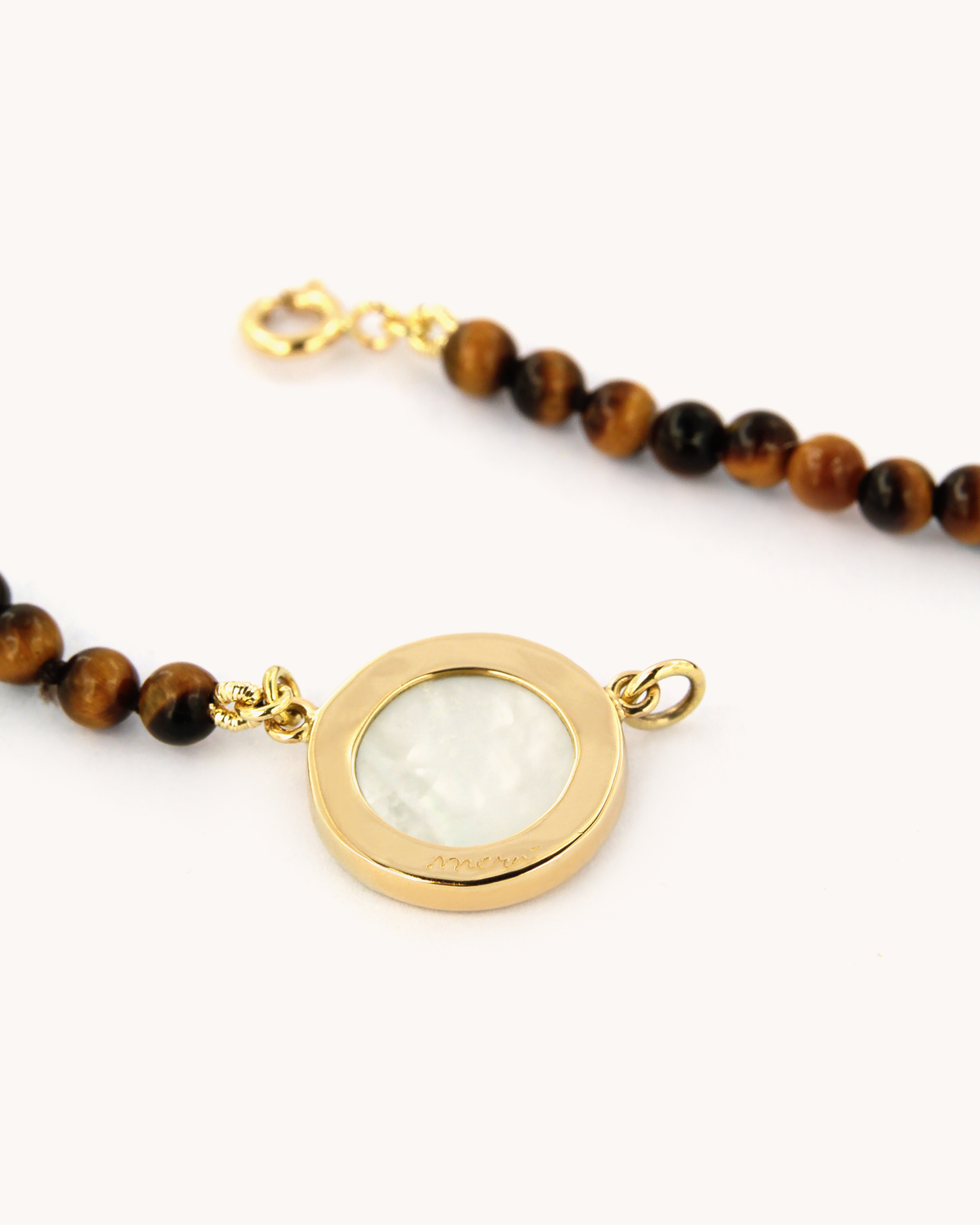 Collana Coloris con perline di occhio di tigre e pendente in madreperla con occhio mistico, luna e diamanti