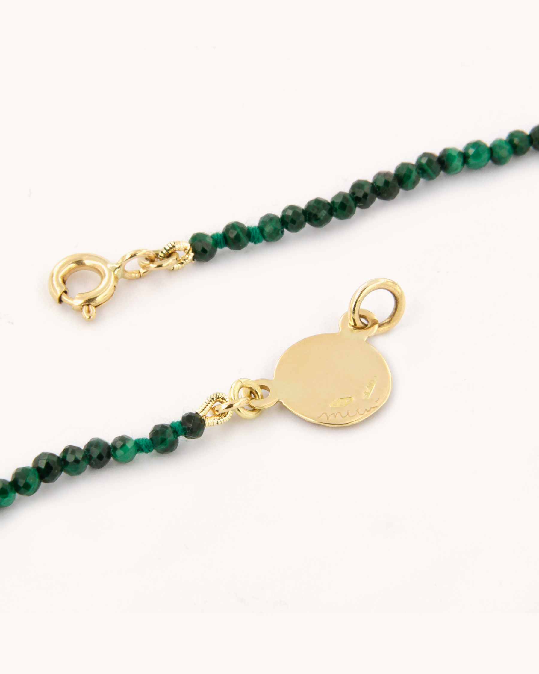 Collana in malachite con piastrina in oro giallo 18 carati decorata con angelo in smalto a fuoco dipinto a mano. Un gioiello firmato Merù Gioielli.
