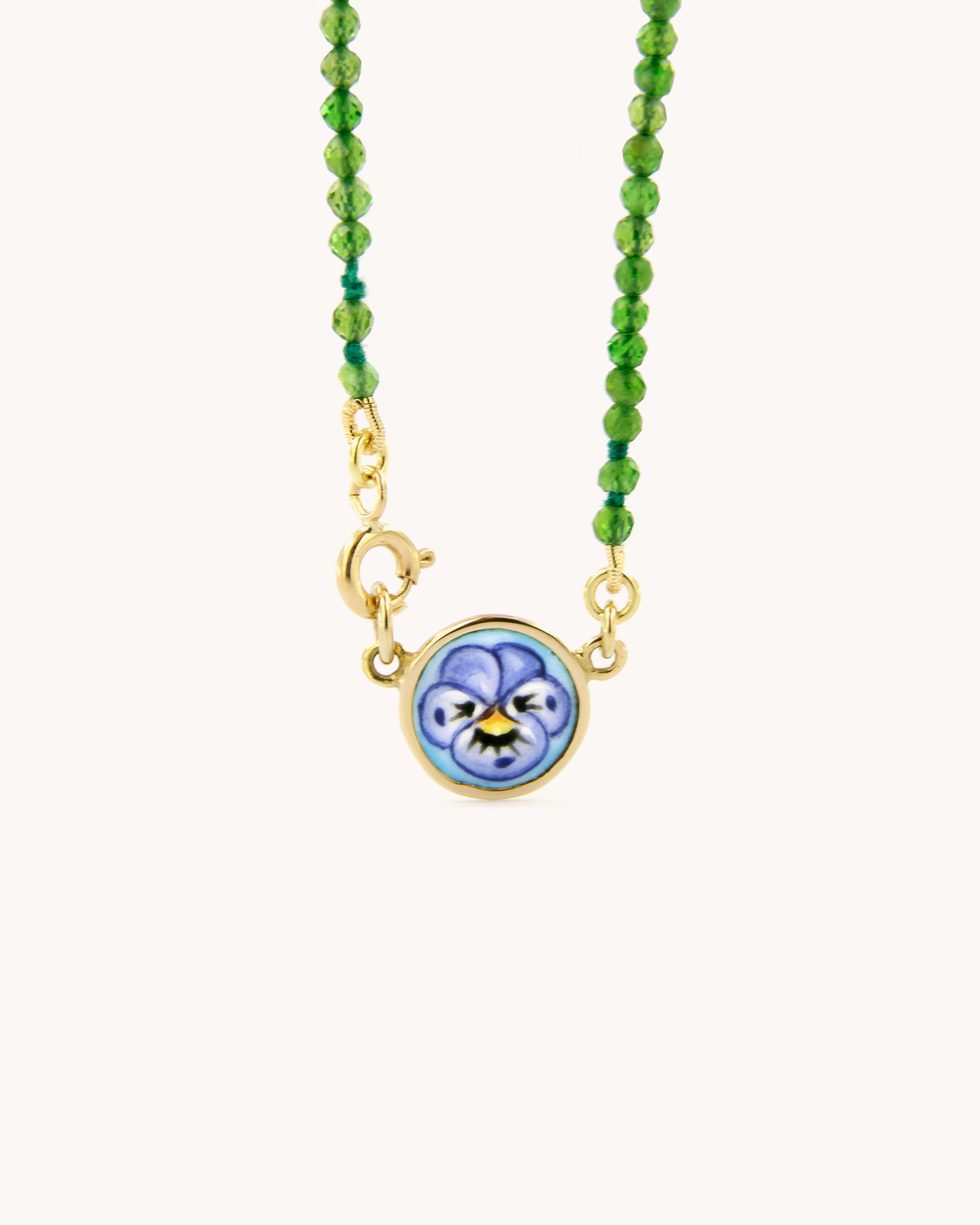 Collana Coloris Pansè nel Verde Bosco con perline di cromo diopside e viola del pensiero dipinta a mano in smalto a fuoco
