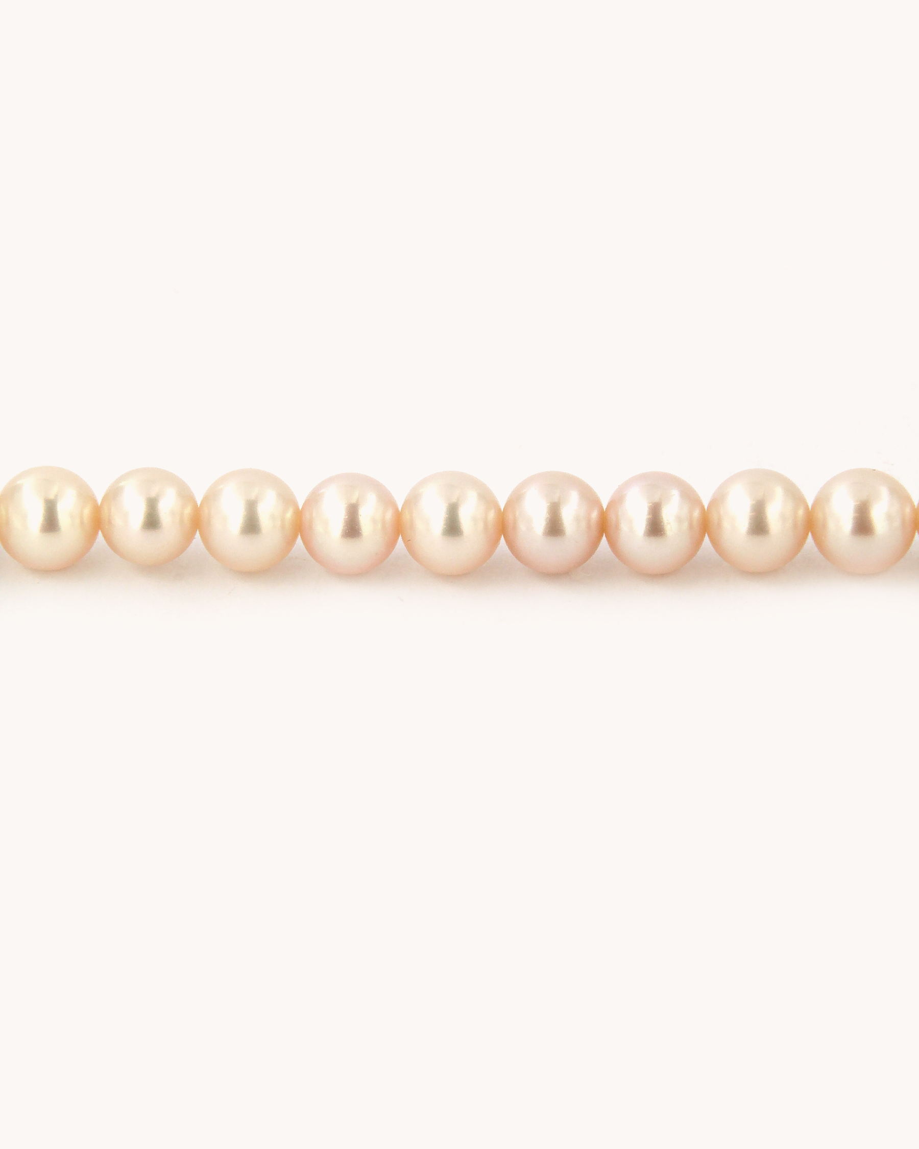 Collana Coloris Conchiglia con perle rosa e piastra in oro giallo 18K raffigurante una conchiglia dipinta a mano in smalto a fuoco