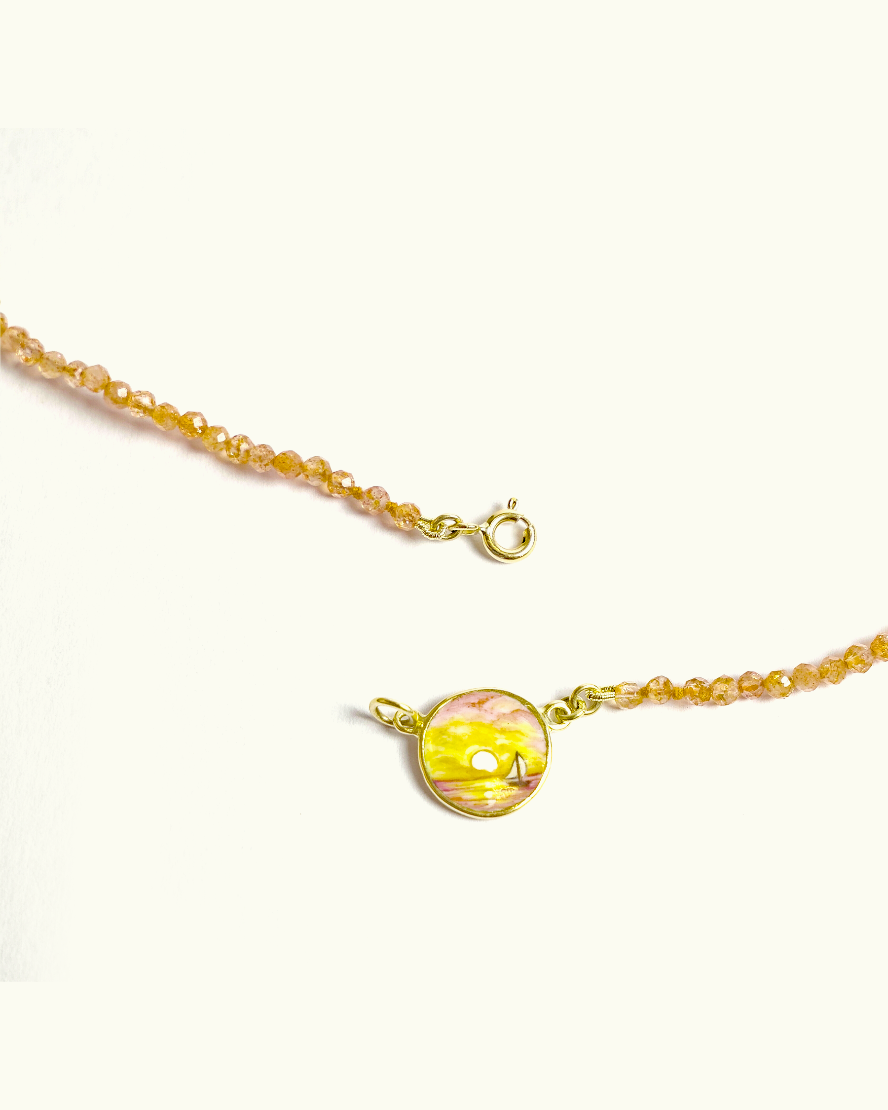 Collana Coloris in pietra del sole con piastra in oro giallo 18K e tramonto dipinto a mano in smalto a fuoco