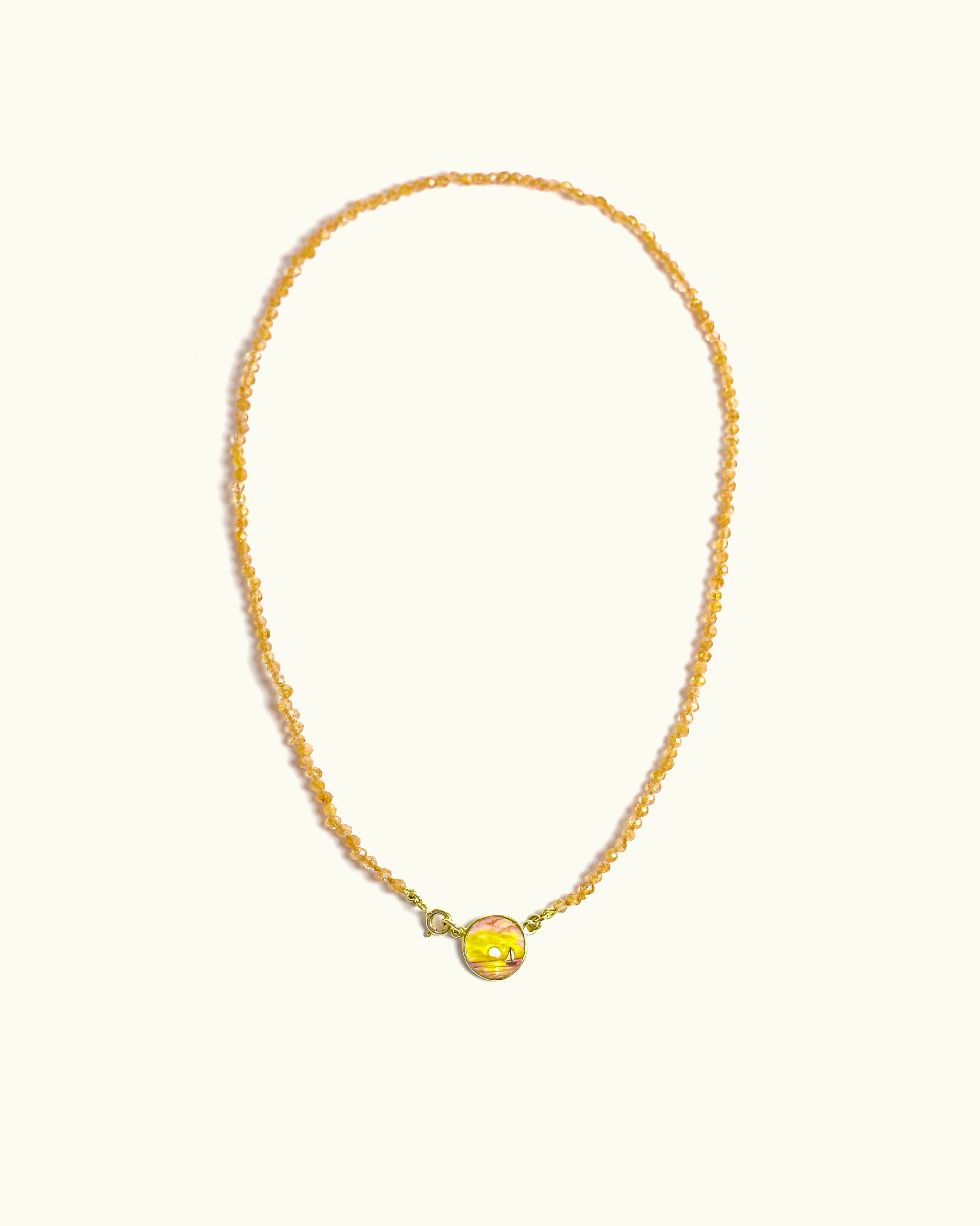 Collana Coloris in pietra del sole con piastra in oro giallo 18K e tramonto dipinto a mano in smalto a fuoco