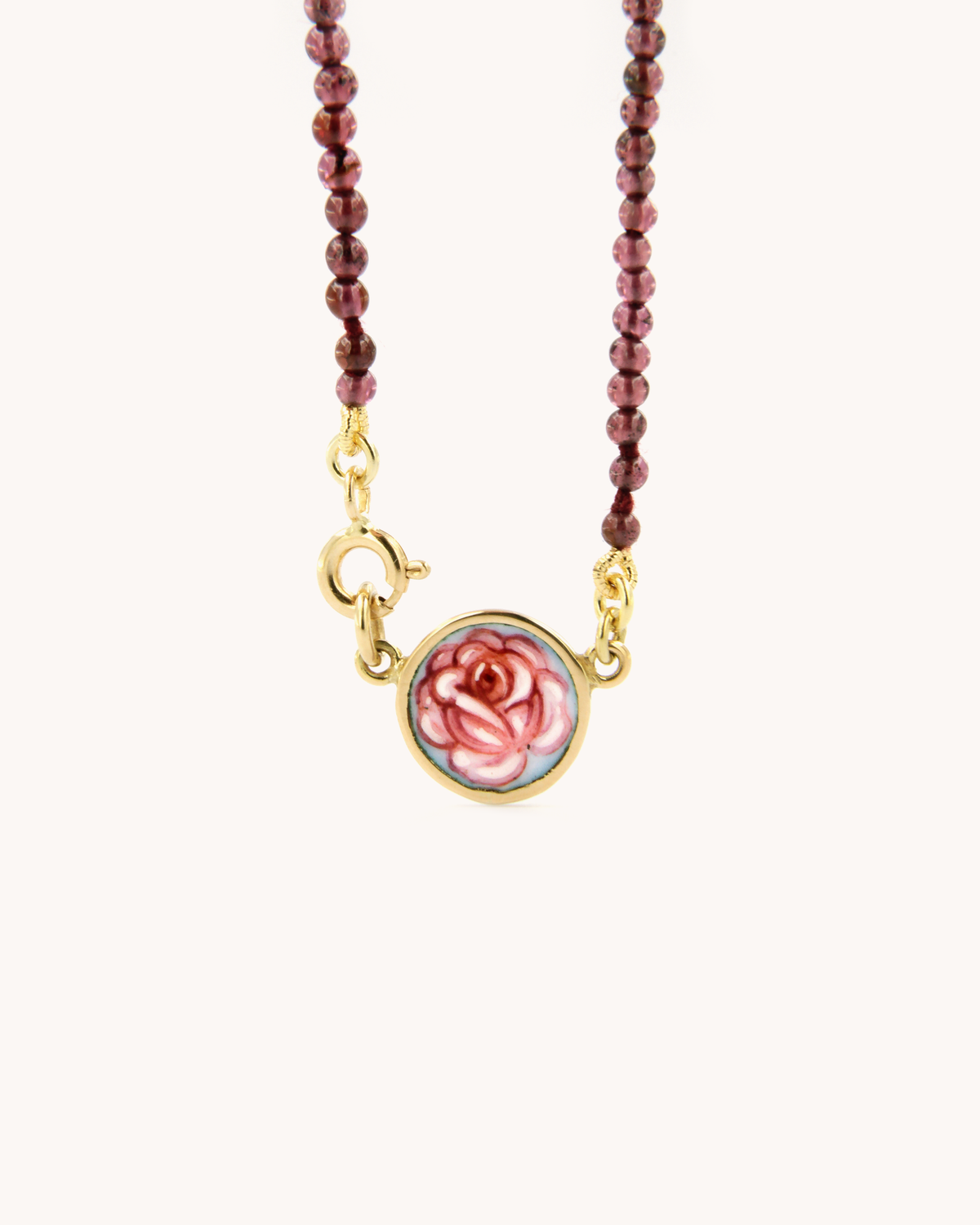 Collana Coloris Rosa nel Rosso Profondo con perline di granato e rosa dipinta a mano in smalto a fuoco su oro giallo 18 carati