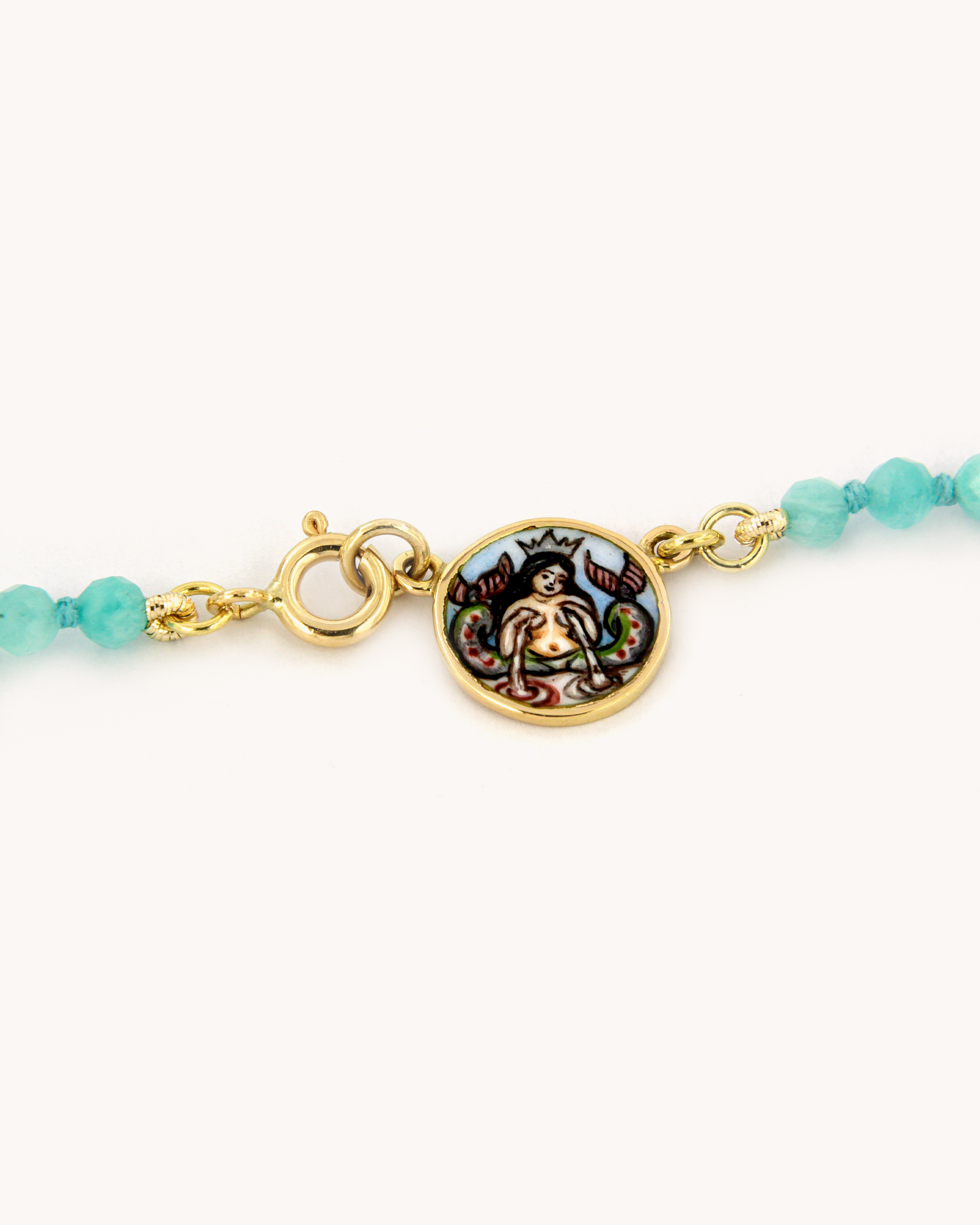 Collana Coloris Sirena Caudata con perline di amazzonite e piastra in oro giallo 18K raffigurante una sirena caudata dipinta a mano in smalto a fuoco