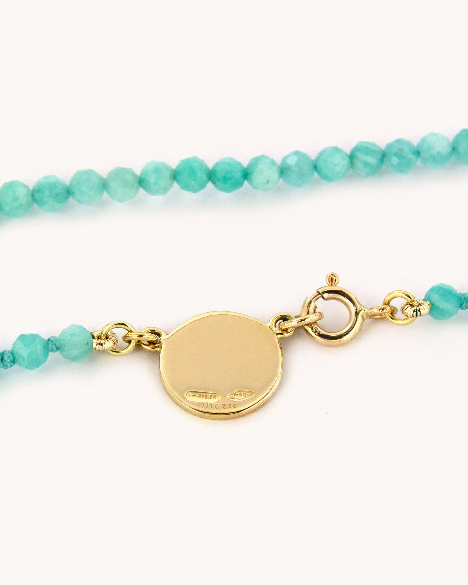 Collana Coloris Sirena Caudata con perline di amazzonite e piastra in oro giallo 18K raffigurante una sirena caudata dipinta a mano in smalto a fuoco