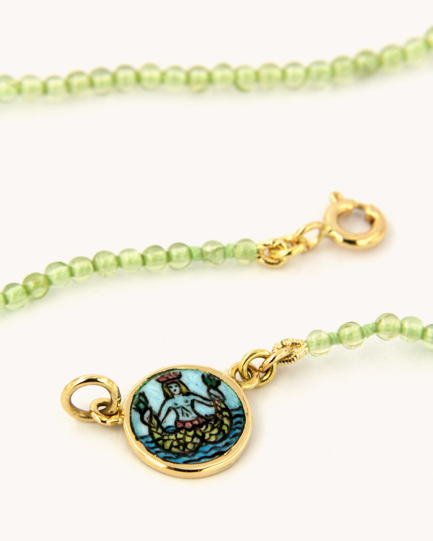 Collana Coloris Sirena Caudata con perline di peridoto e piastra in oro giallo 18K dipinta a mano in smalto a fuoco