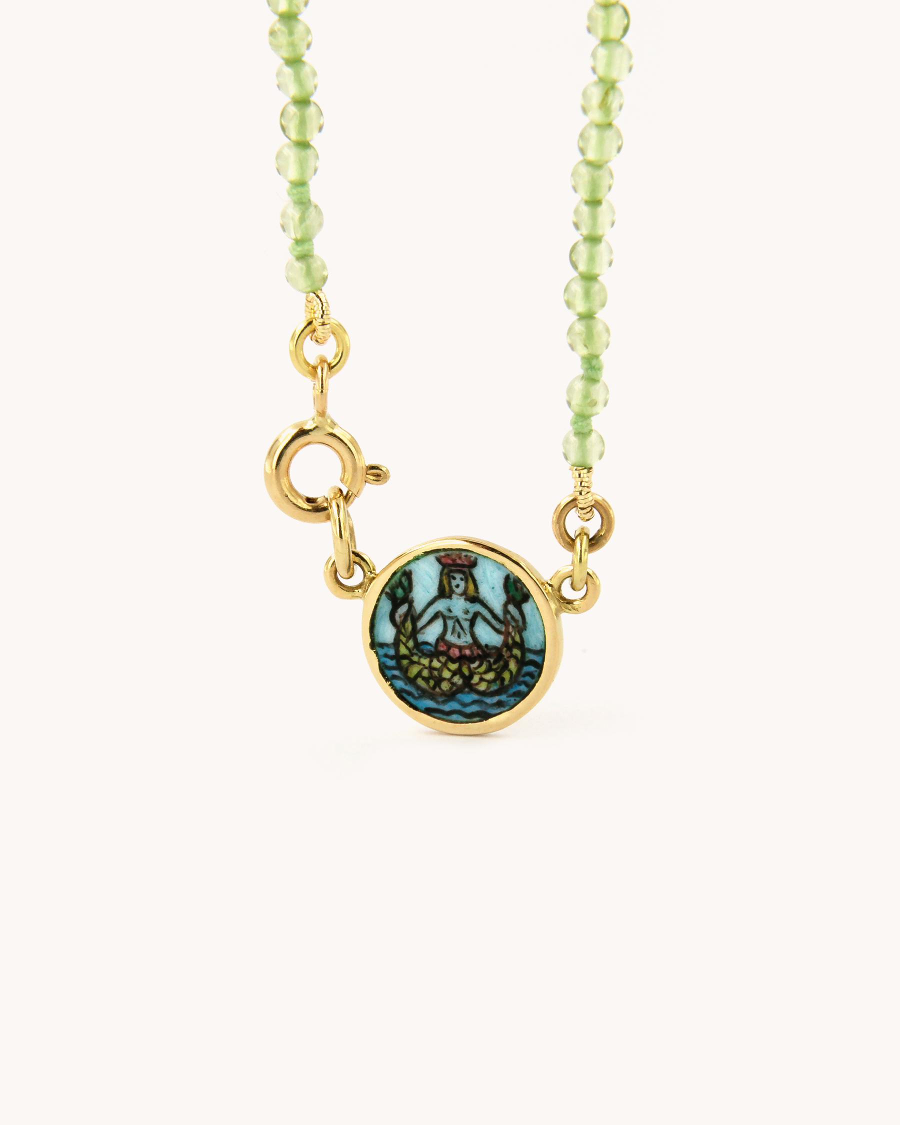 Collana Coloris Sirena Caudata con perline di peridoto e piastra in oro giallo 18K dipinta a mano in smalto a fuoco