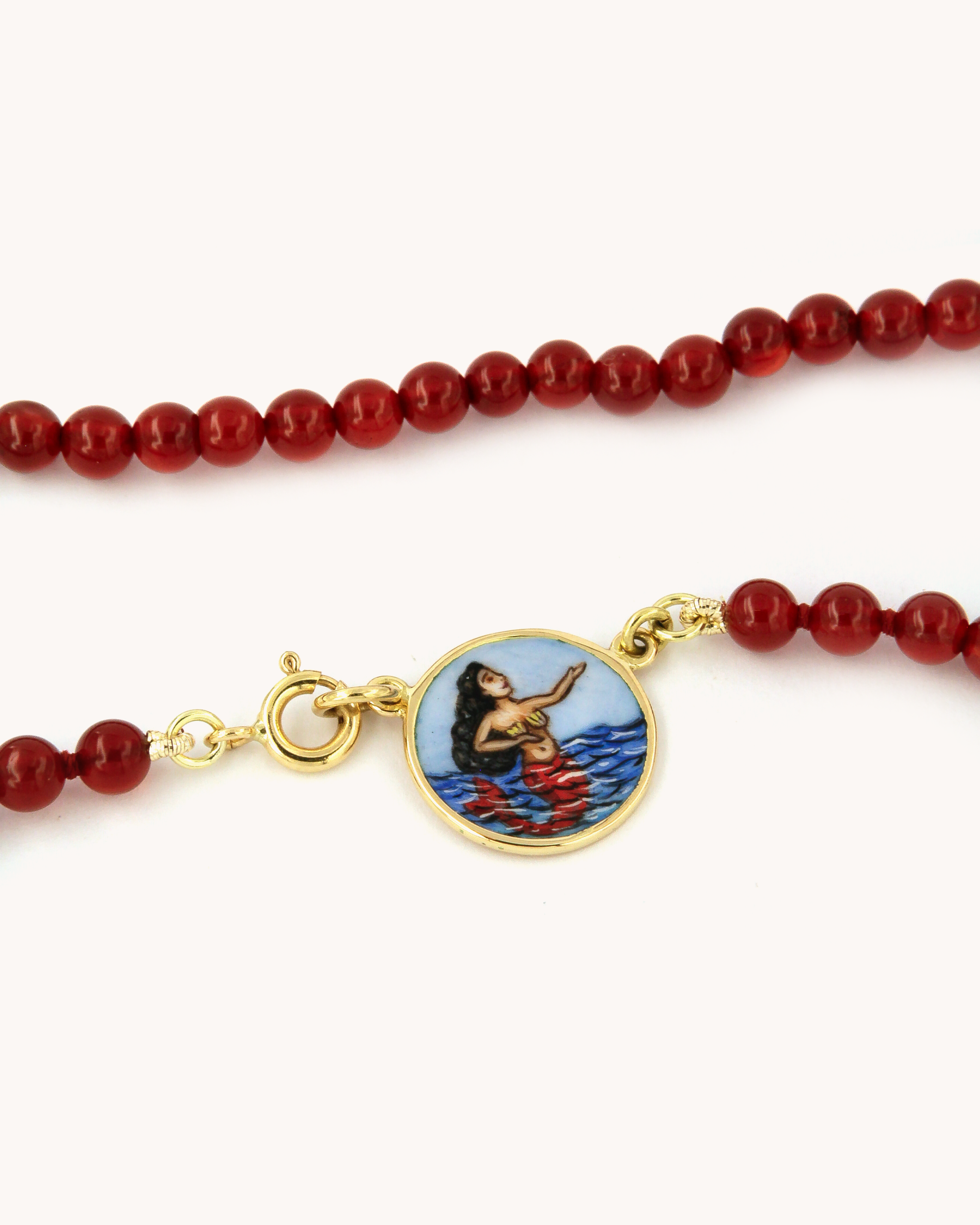 Collana Coloris Sirena con perline di corniola e piastra in oro giallo 18K raffigurante una sirena dipinta a mano in smalto a fuoco
