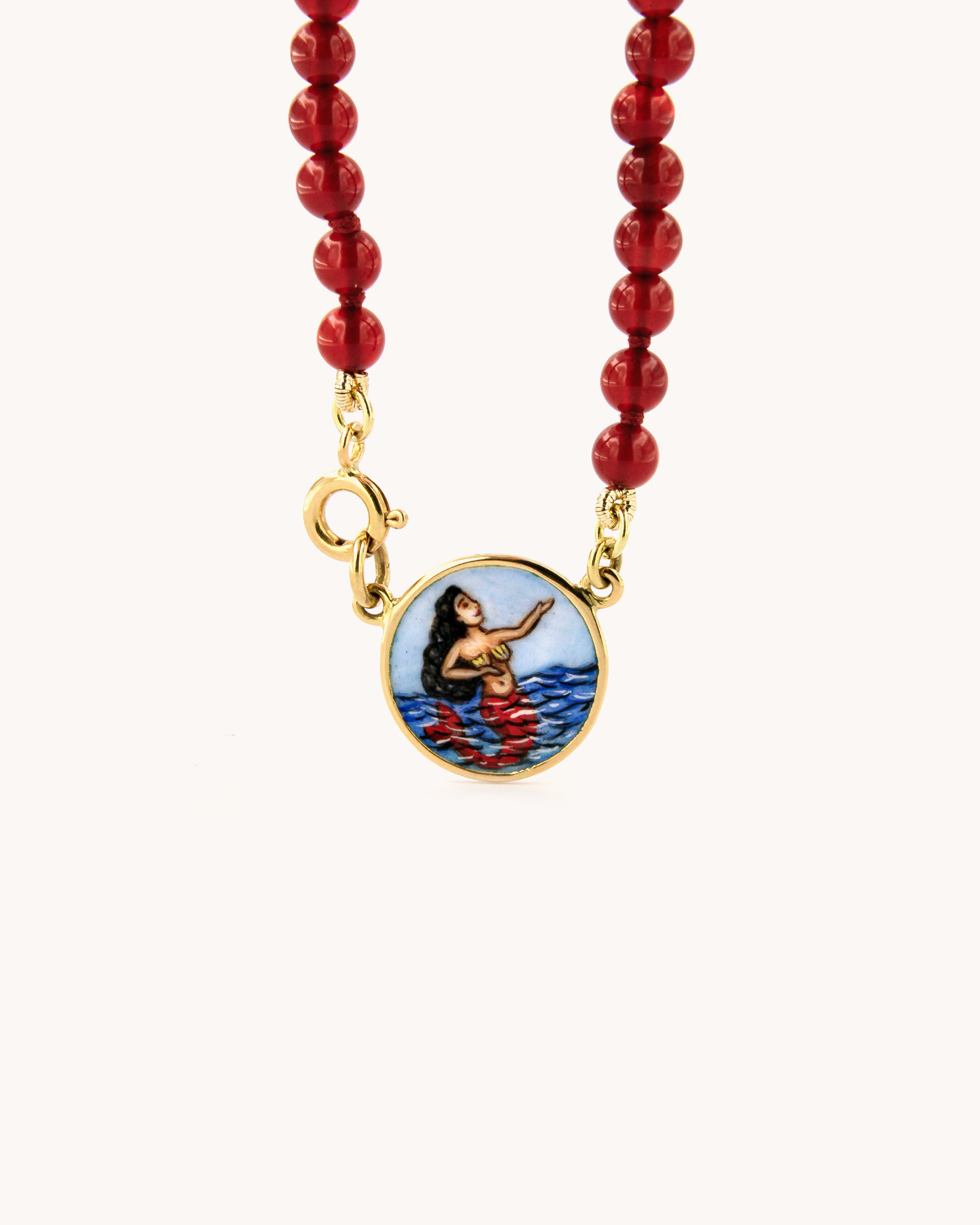 Collana Coloris Sirena con perline di corniola e piastra in oro giallo 18K raffigurante una sirena dipinta a mano in smalto a fuoco