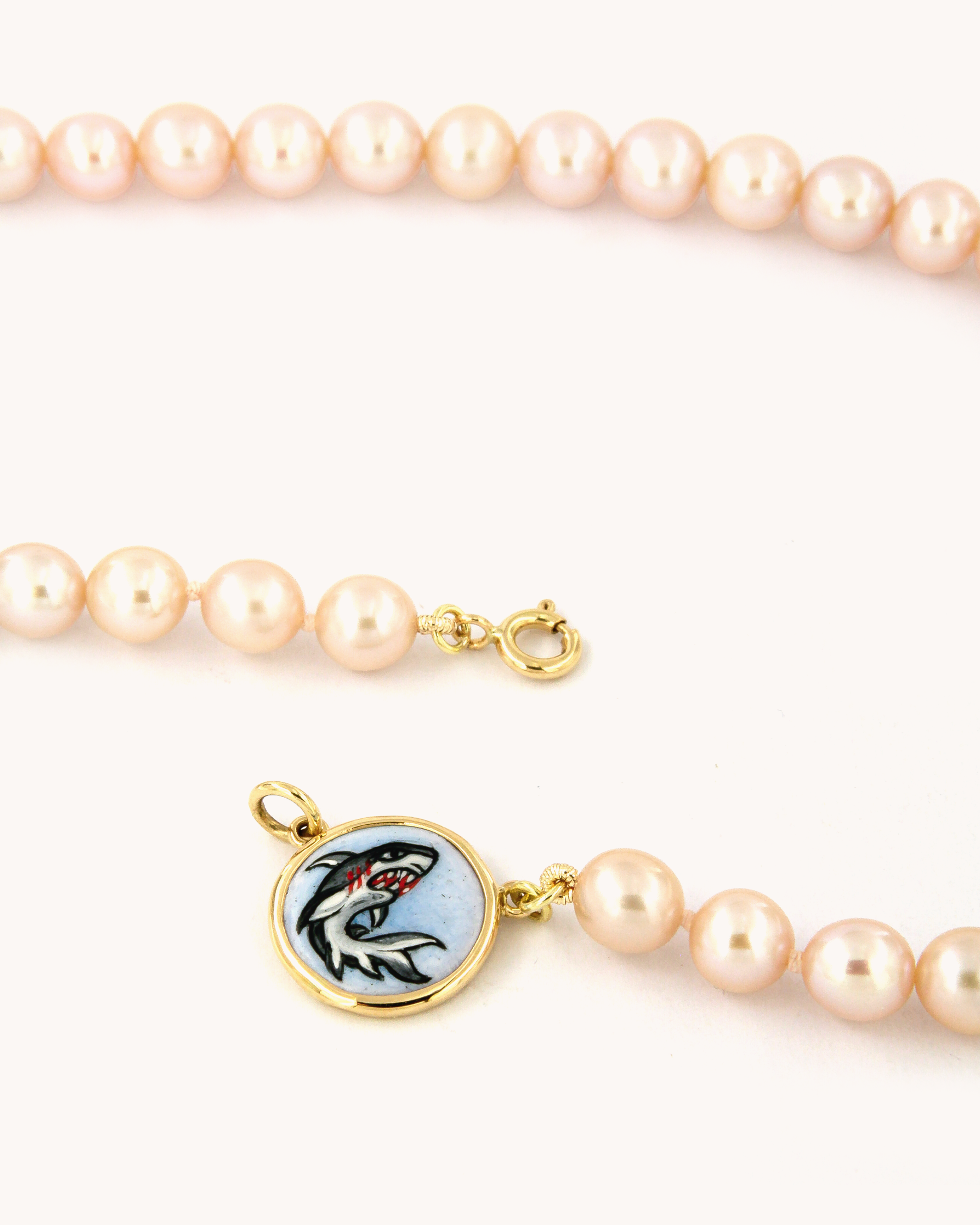 Collana Coloris Tiger Shark con perle rosa e piastrina incorniciata in oro giallo 18 carati, dipinta a mano in smalto a fuoco