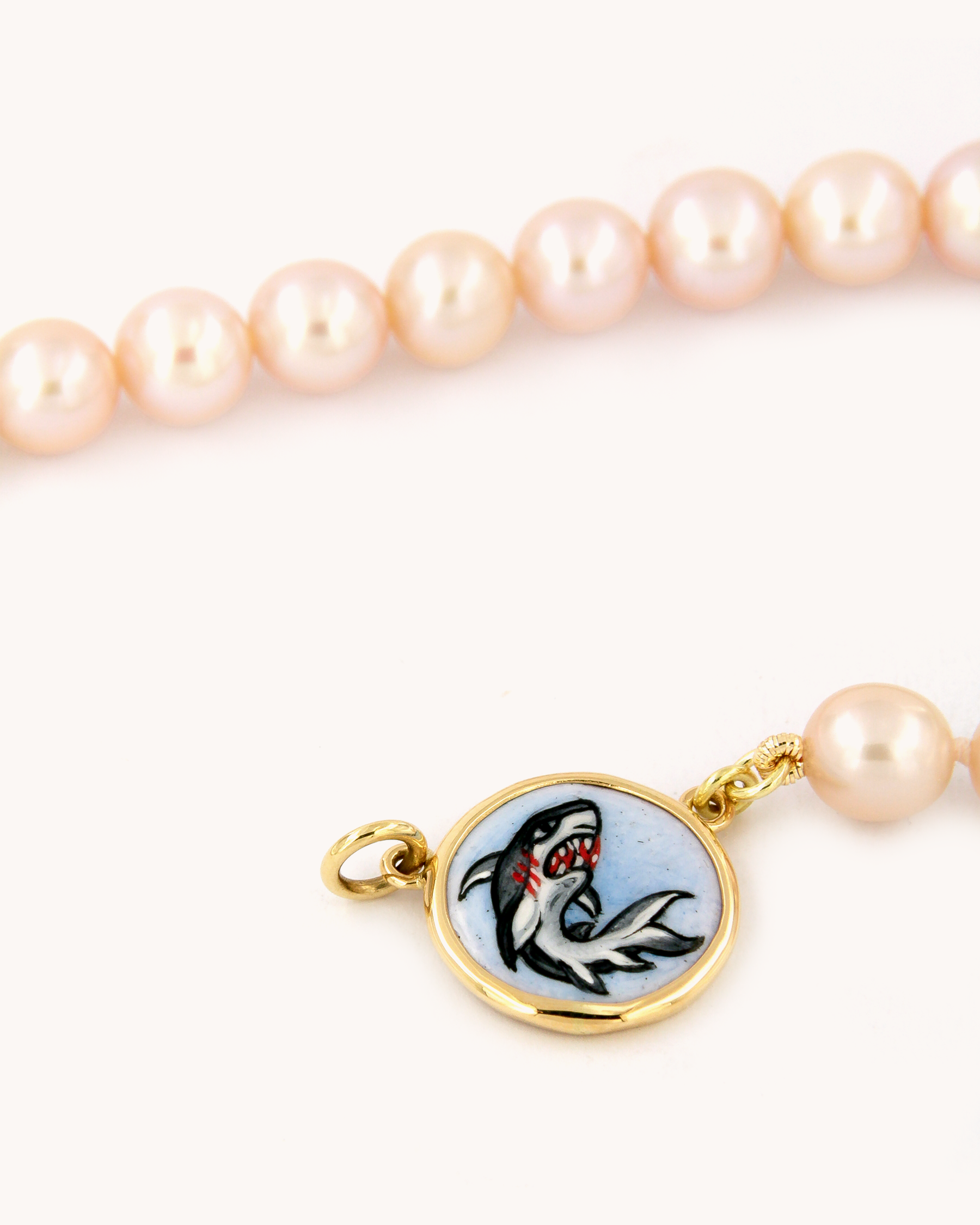 Collana Coloris Tiger Shark con perle rosa e piastrina incorniciata in oro giallo 18 carati, dipinta a mano in smalto a fuoco