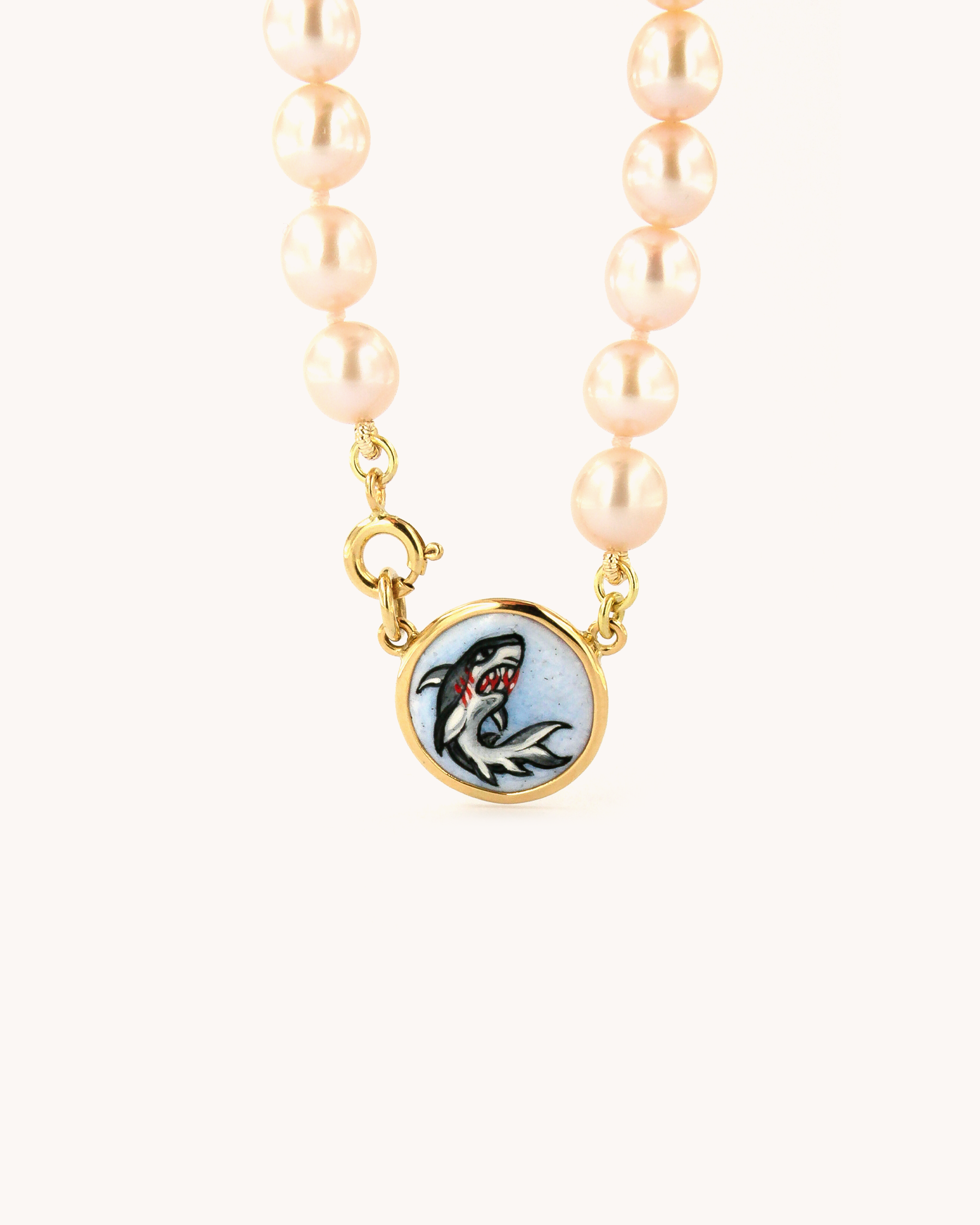 Collana Coloris Tiger Shark con perle rosa e piastrina incorniciata in oro giallo 18 carati, dipinta a mano in smalto a fuoco
