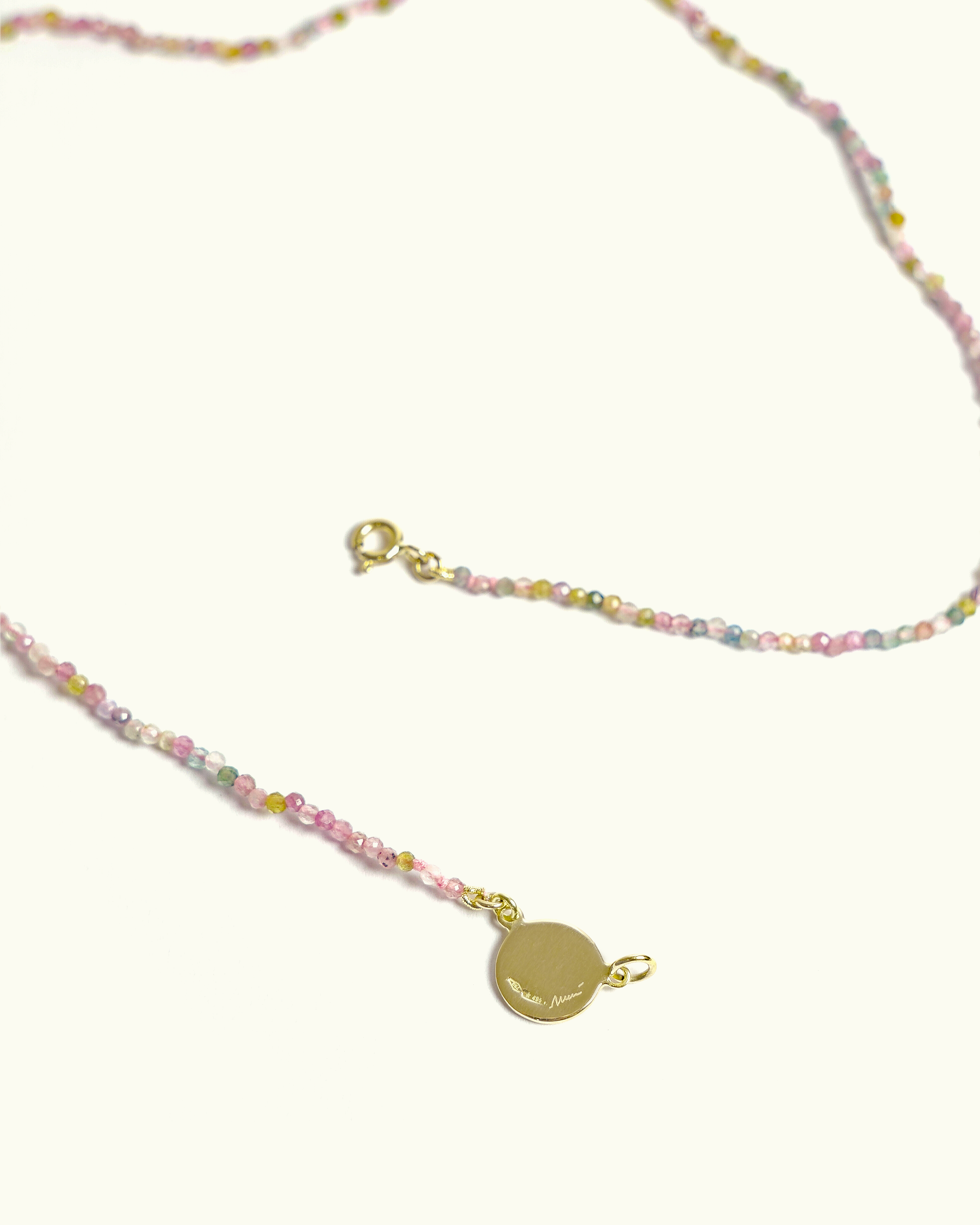 Collana Coloris in tormalina mista con piastra in oro giallo 18K e piazzetta di Porto Rafael dipinta a mano in smalto a fuoco