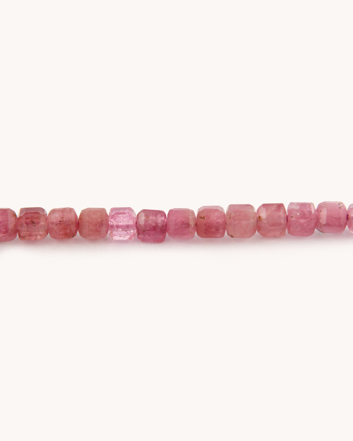 Collana Coloris Margherita nel Rosa Soave con perline di tormalina e margherita dipinta a mano in smalto a fuoco su oro giallo 18 carati