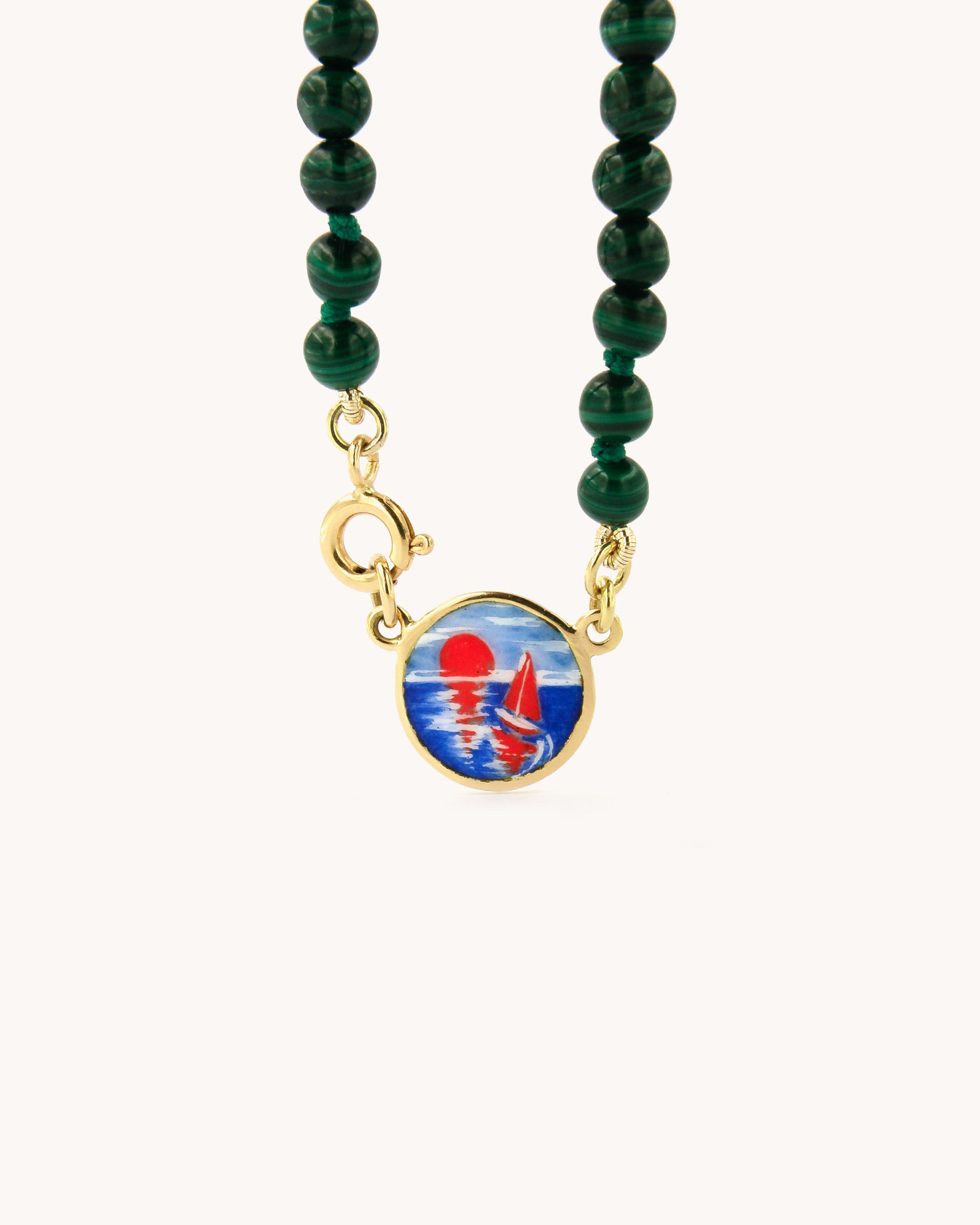 Dettaglio della Collana Coloris Tramonto in malachite, con piastra in oro giallo 18K e smalto a fuoco dipinto a mano.