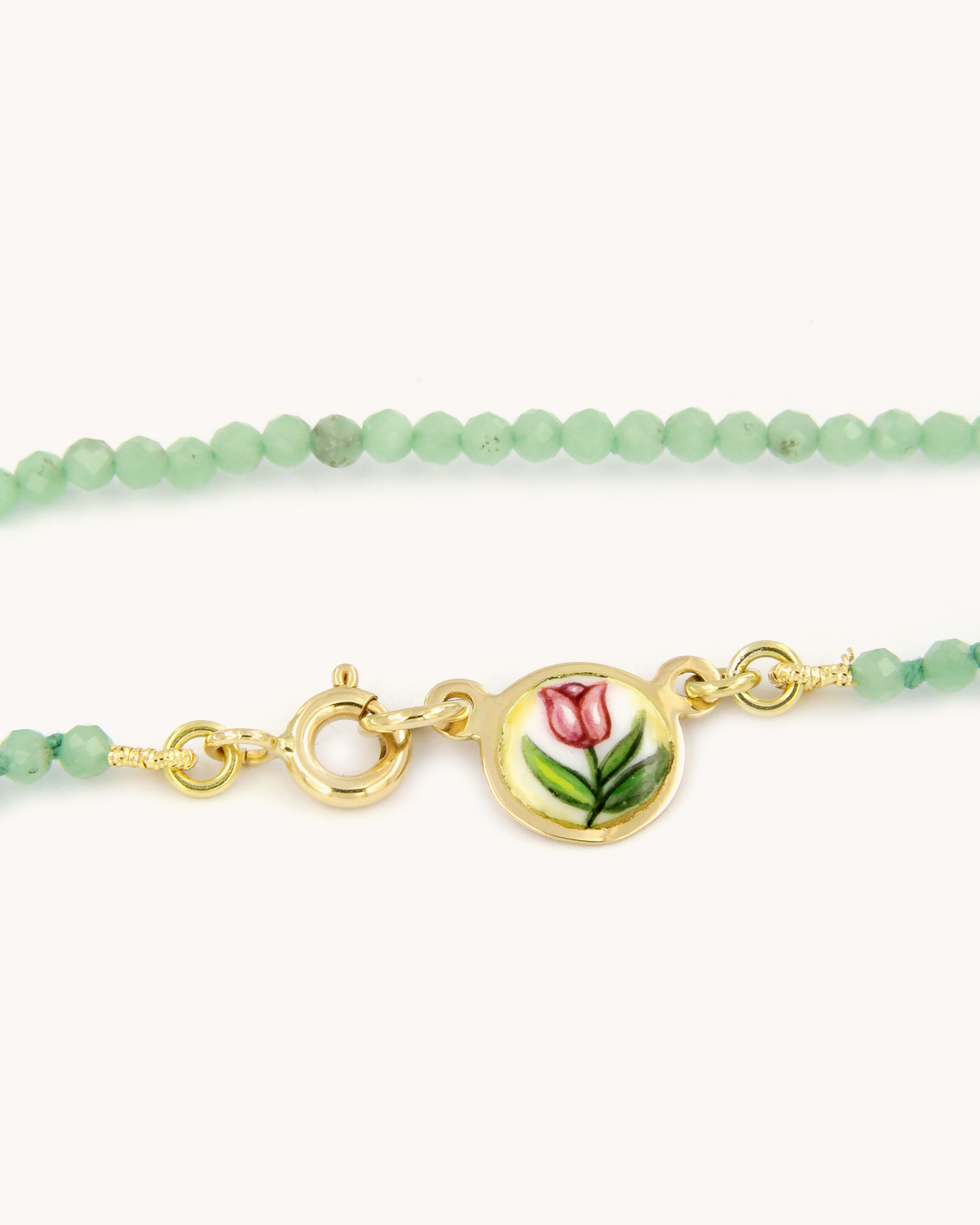 Collana Coloris Tulipano in Verde Primavera con perline di avventurina, oro giallo 18 carati e tulipano dipinto a mano in smalto a fuoco