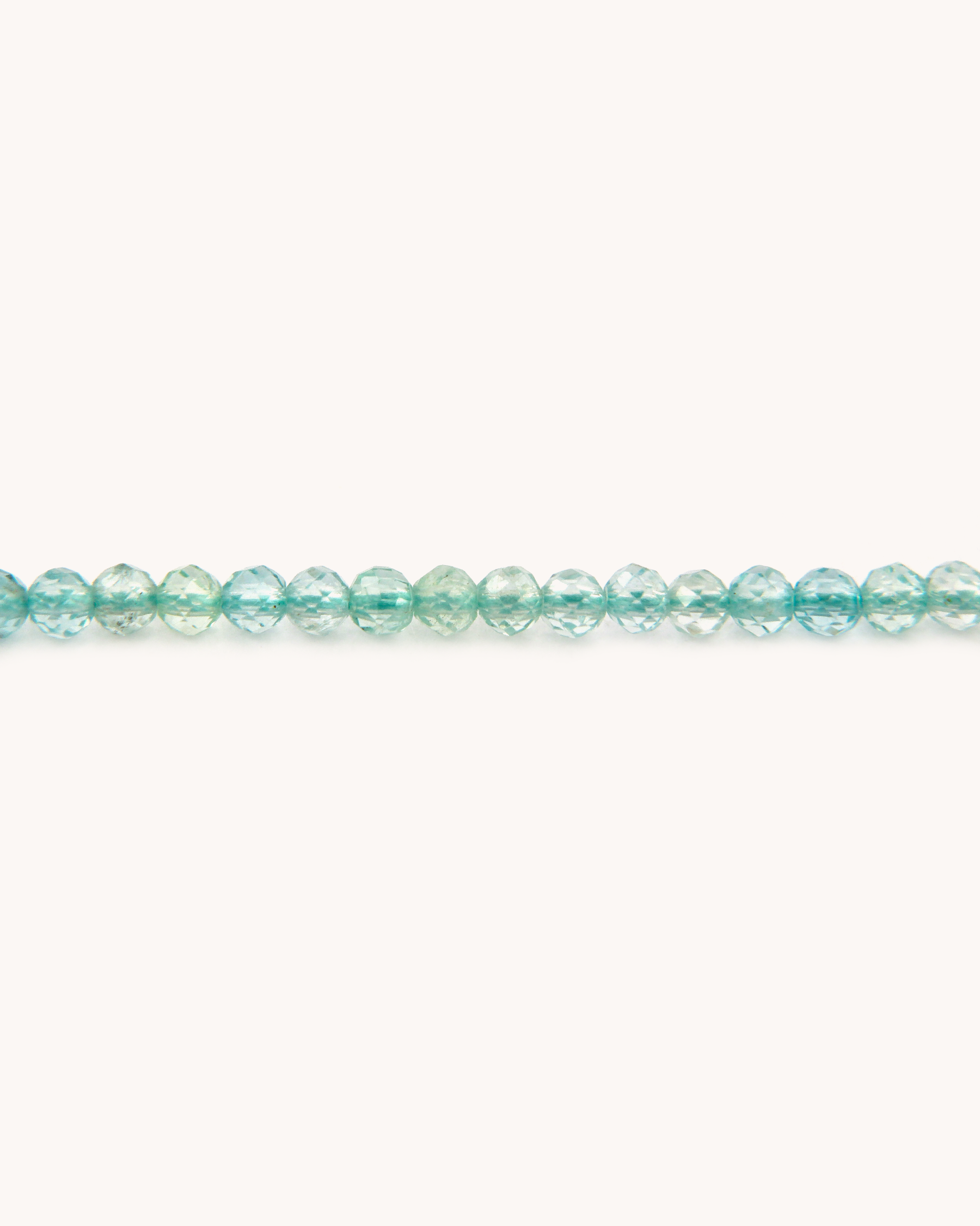 Dettaglio della Collana Coloris Vela con perline sfaccettate di apatite
