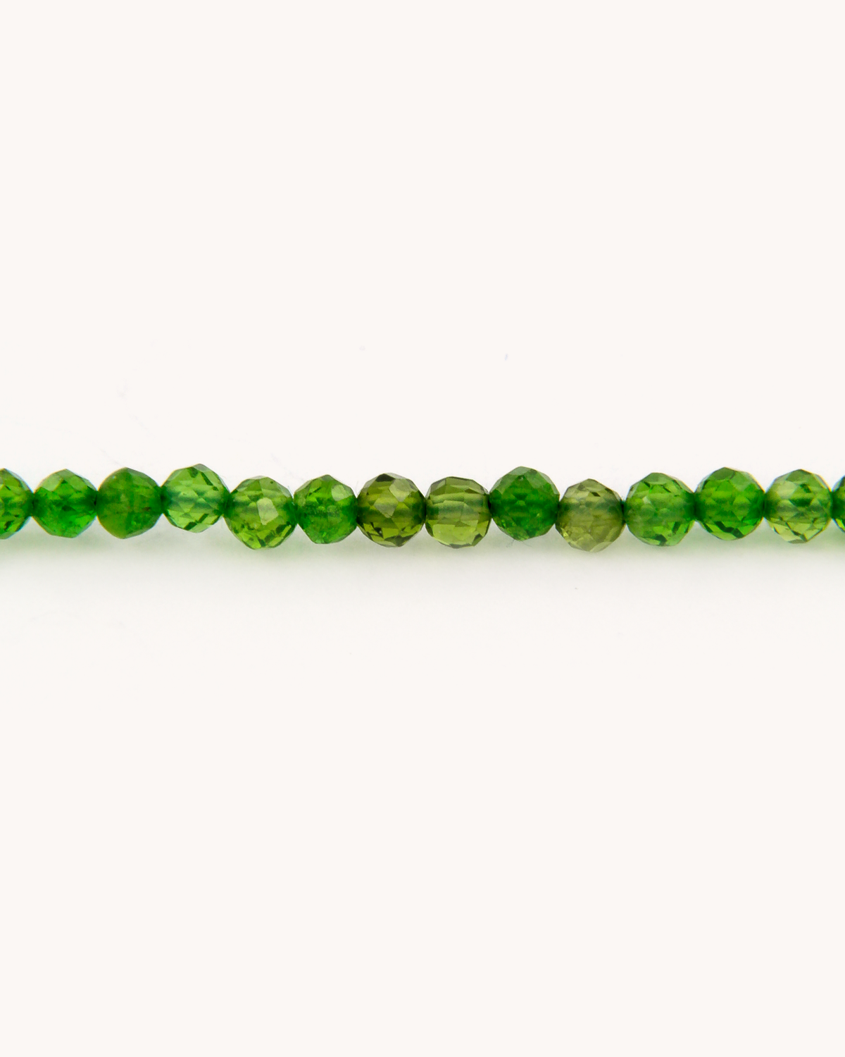 Collana Coloris Pansè nel Verde Bosco con perline di cromo diopside e viola del pensiero dipinta a mano in smalto a fuoco
