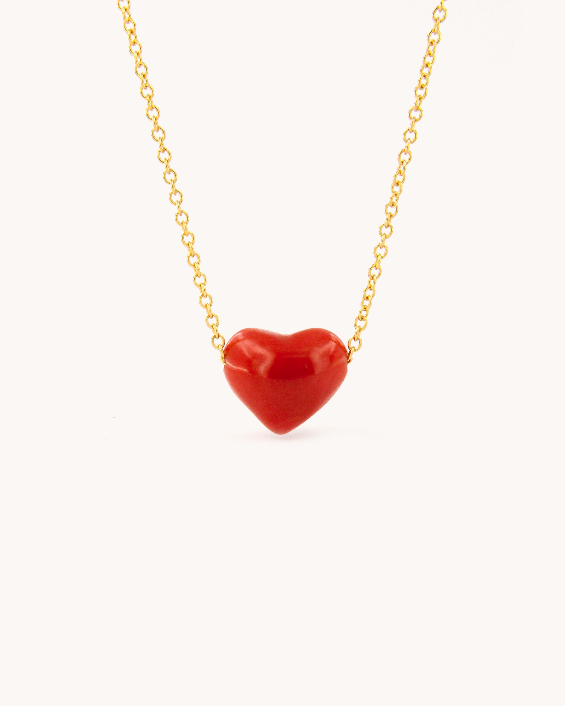 Collana in oro giallo 18 carati con cuore in corallo rosso, firmata Merù Gioielli.