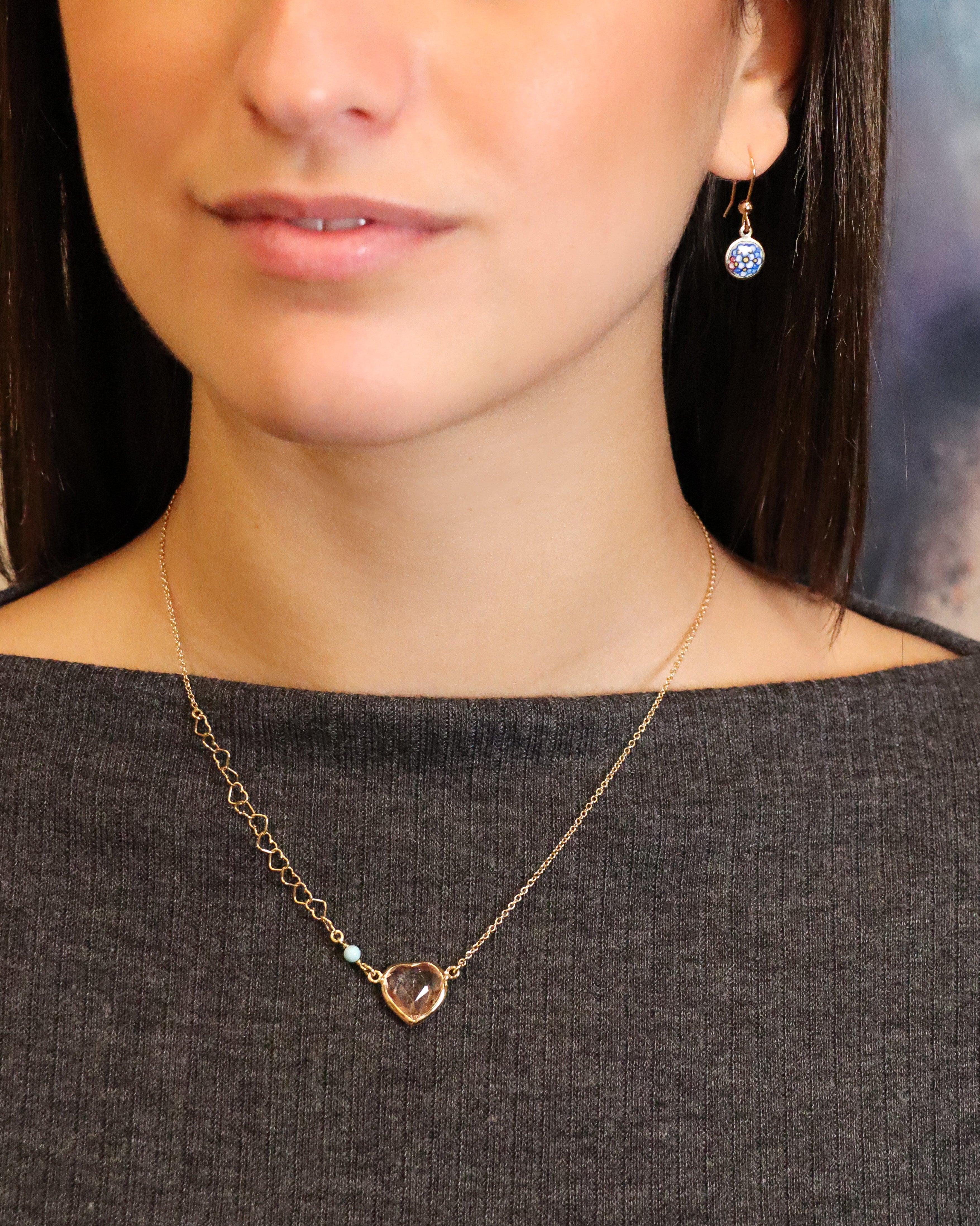 Collana Merù Gioielli in oro giallo 18K con cuore in quarzo fumé e dettaglio in pasta di turchese.