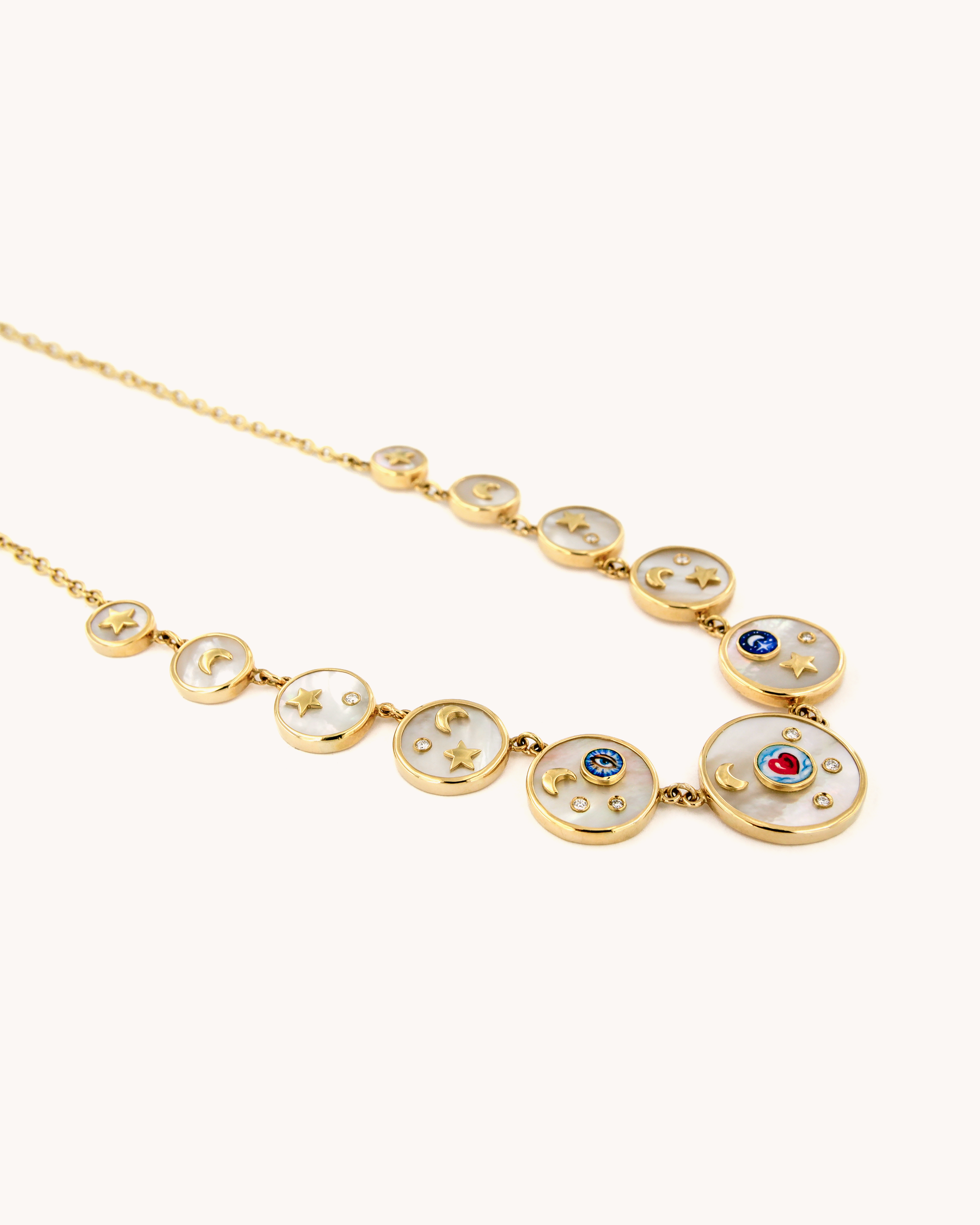 Collana Fantasia in oro giallo 18 carati con piastre tonde in madreperla, sagome in oro e diamanti bianchi, Merù Gioielli