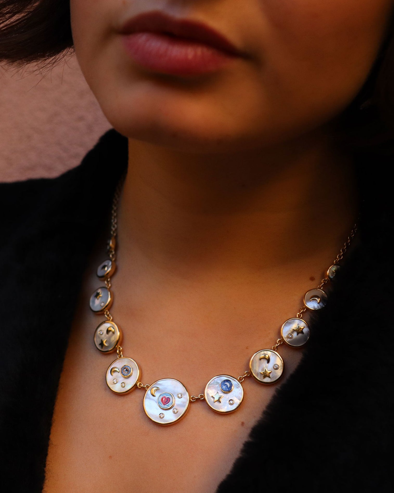 Collana Fantasia in oro giallo 18 carati con piastre tonde in madreperla, sagome in oro e diamanti bianchi, Merù Gioielli