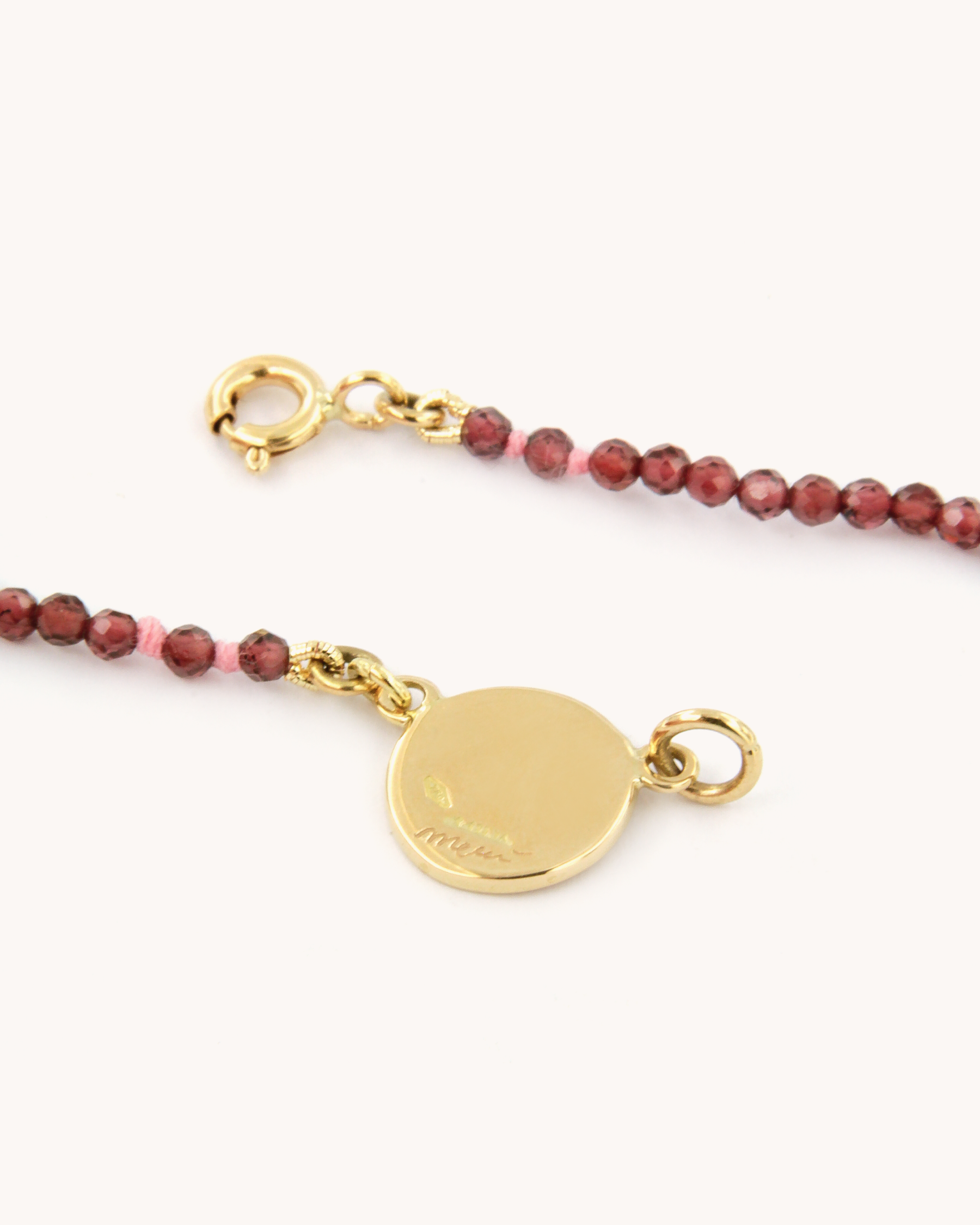 Collana con perline di granato e piastrina in oro 18 carati decorata con angelo in smalto a fuoco dipinto a mano – Merù Gioielli