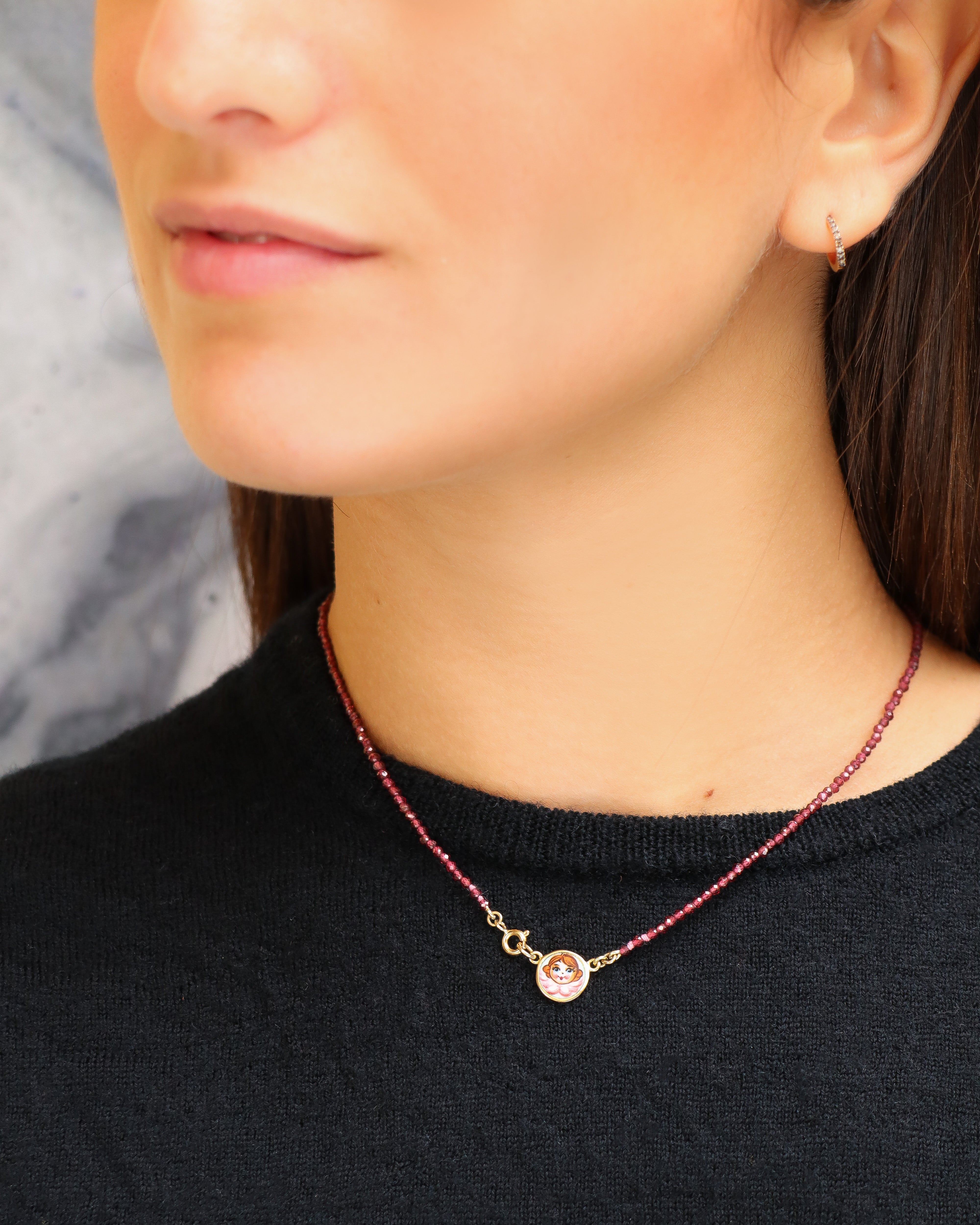 Collana con perline di granato e piastrina in oro 18 carati decorata con angelo in smalto a fuoco dipinto a mano – Merù Gioielli