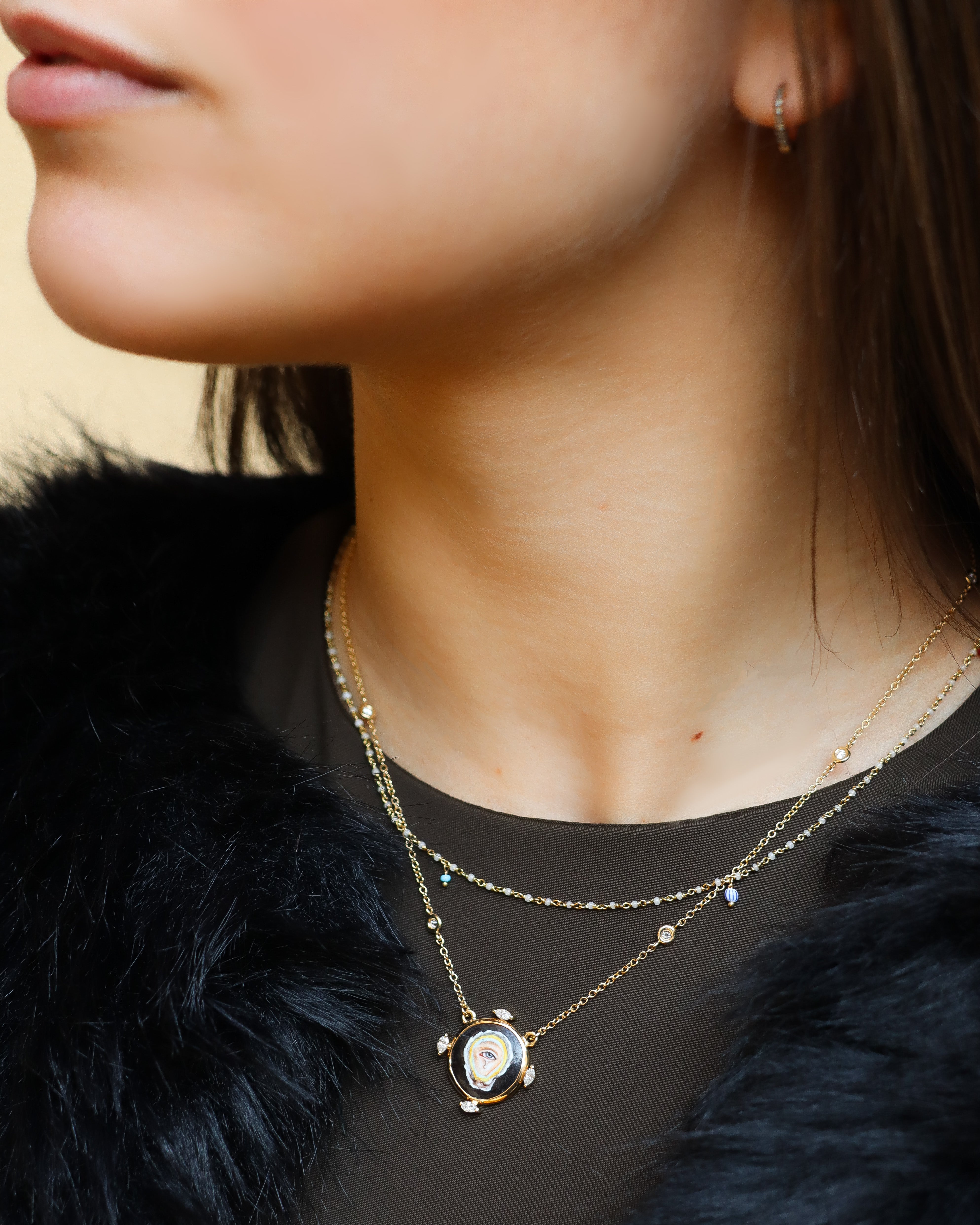 Collana Il Racconto della Conchiglia in oro giallo 18 carati con diamanti e ciondolo in smalto dipinto a mano