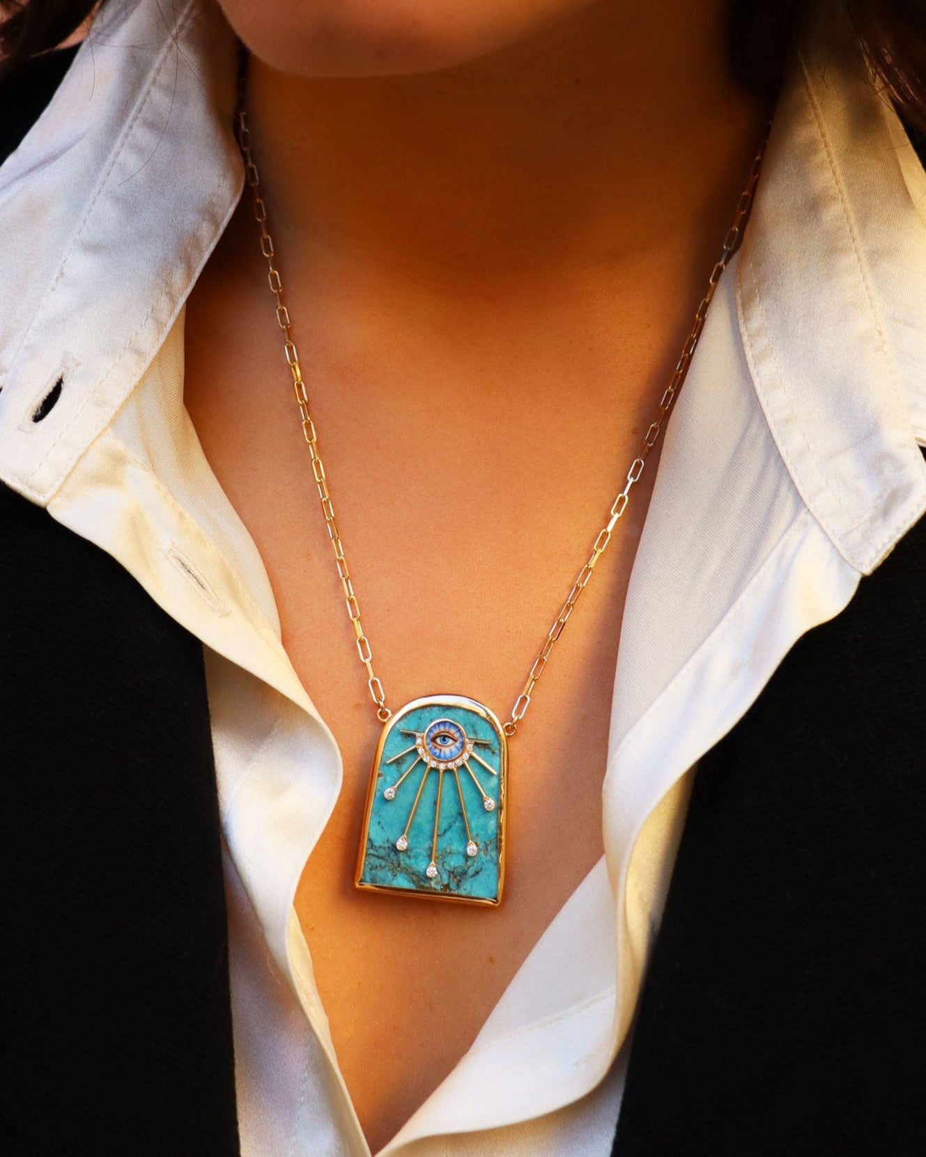 Collana in oro giallo 18 carati con pendente in turchese decorato con occhio mistico in smalto a fuoco e diamanti.