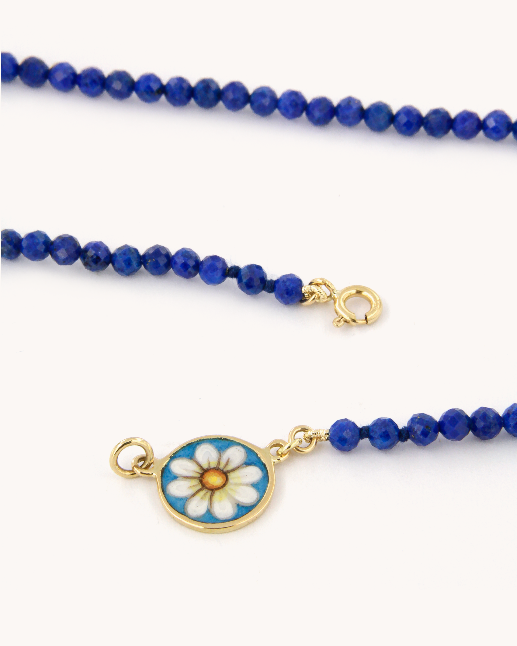 Collana in lapislazzulo con margherita in smalto a fuoco dipinto a mano su oro giallo 18 carati – Merù Gioielli