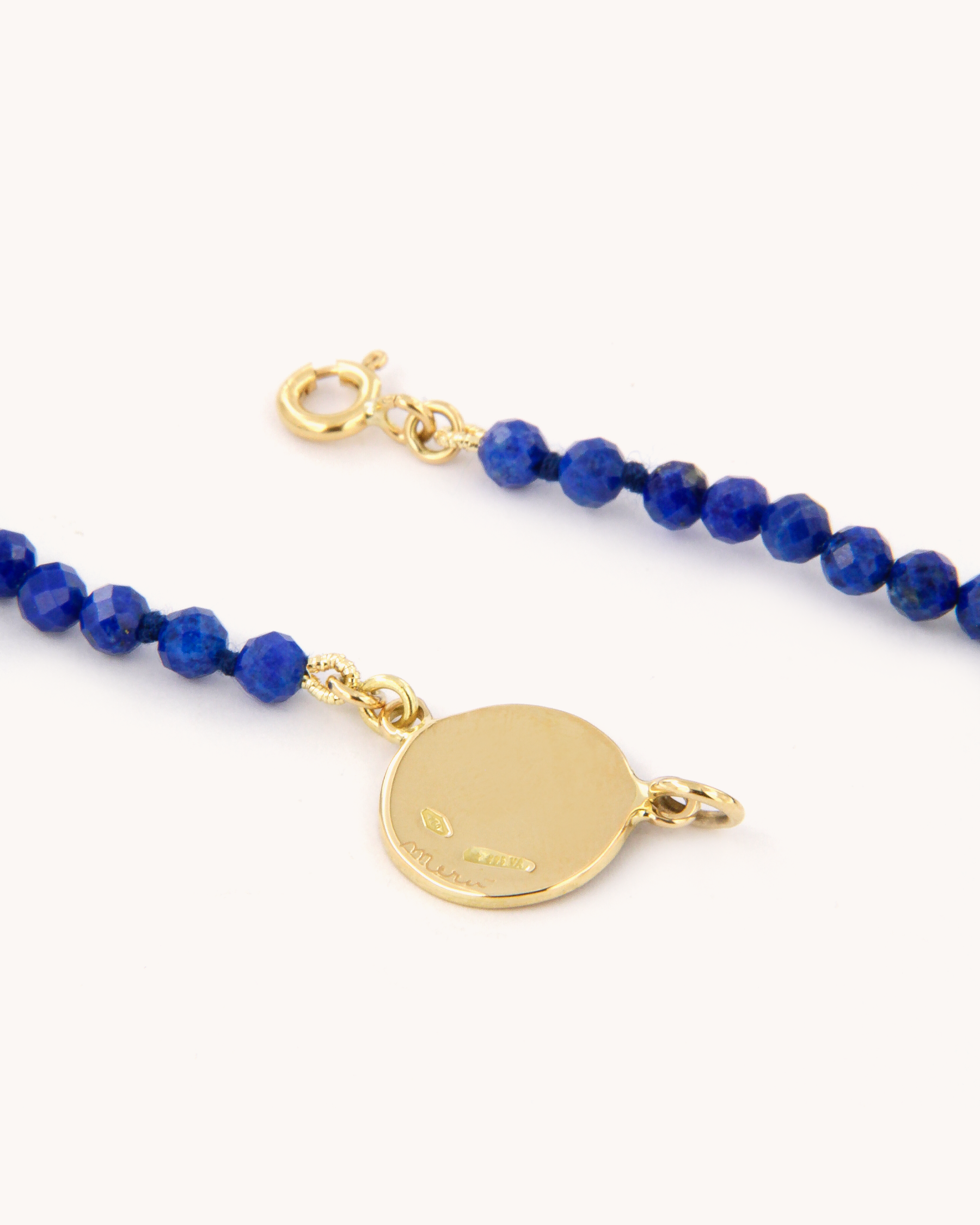 Collana in lapislazzulo con margherita in smalto a fuoco dipinto a mano su oro giallo 18 carati – Merù Gioielli