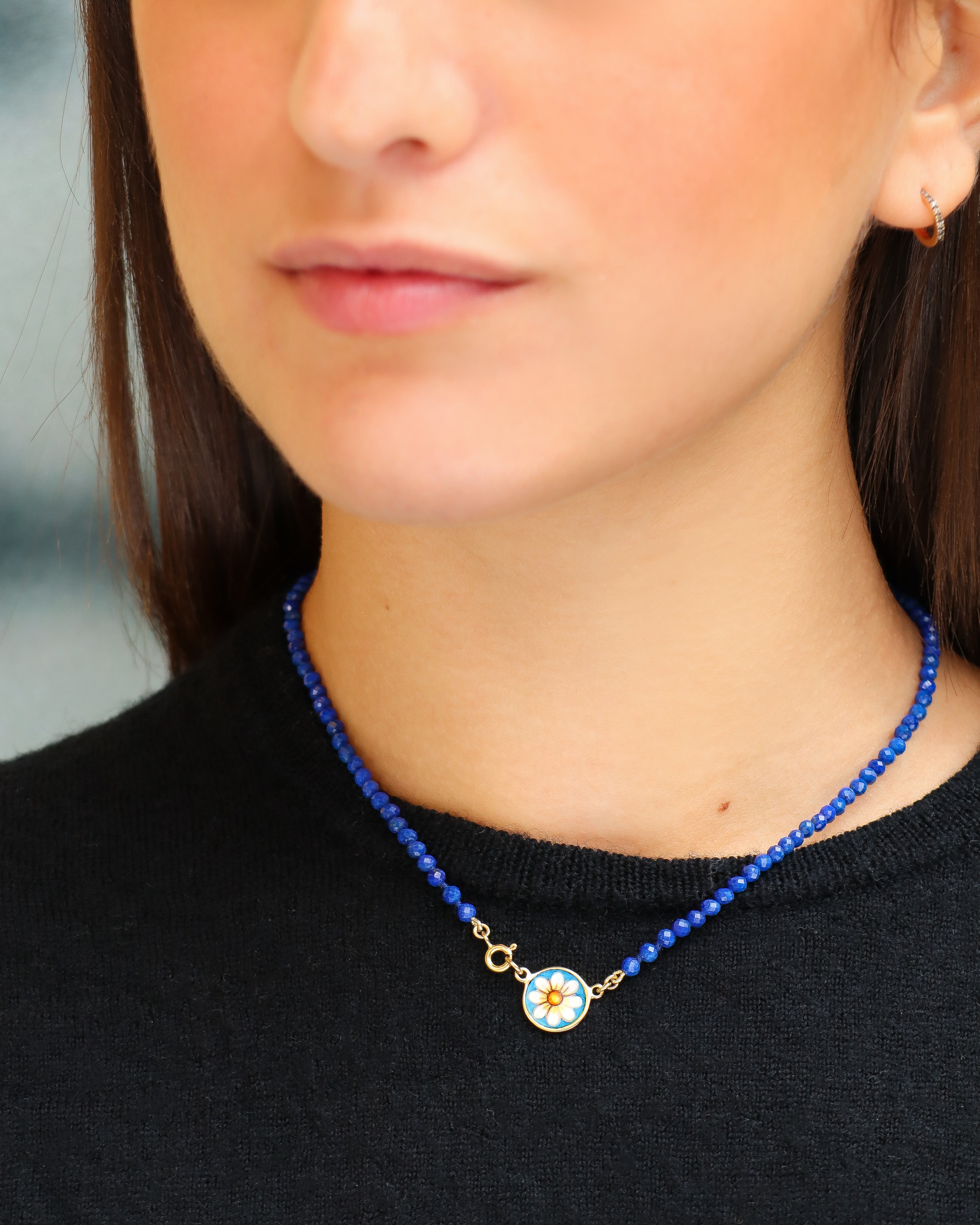 Collana in lapislazzulo con margherita in smalto a fuoco dipinto a mano su oro giallo 18 carati – Merù Gioielli