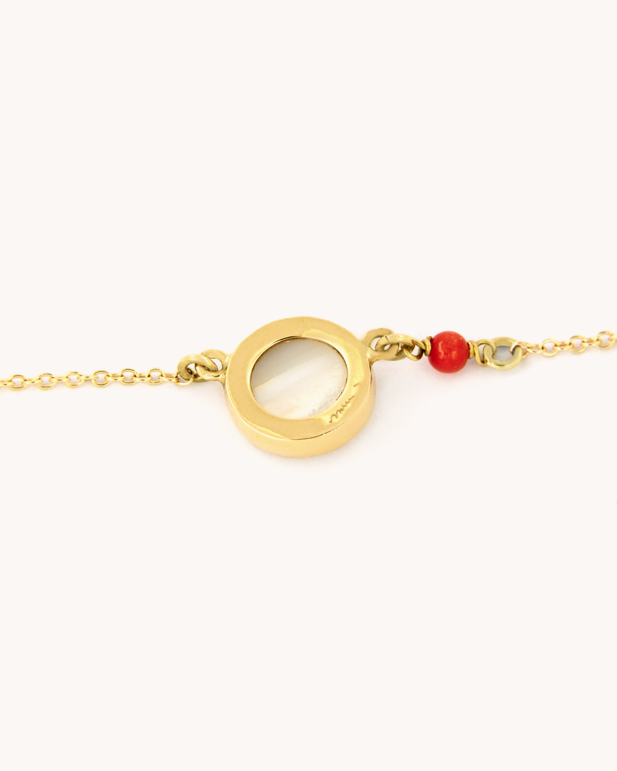 Collana Luna in oro giallo 18k con ciondolo in madreperla e perlina in corallo rosso