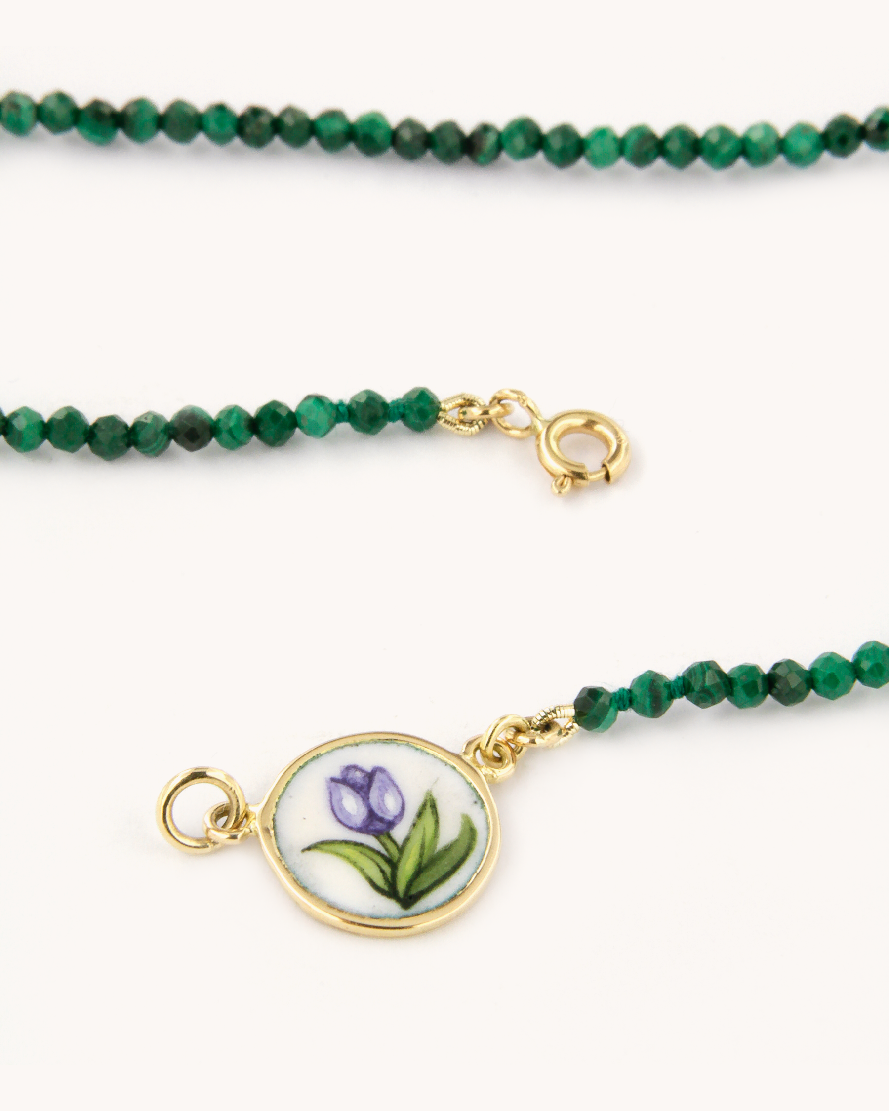 Collana in malachite con tulipano in smalto a fuoco dipinto a mano su oro giallo 18 carati.
