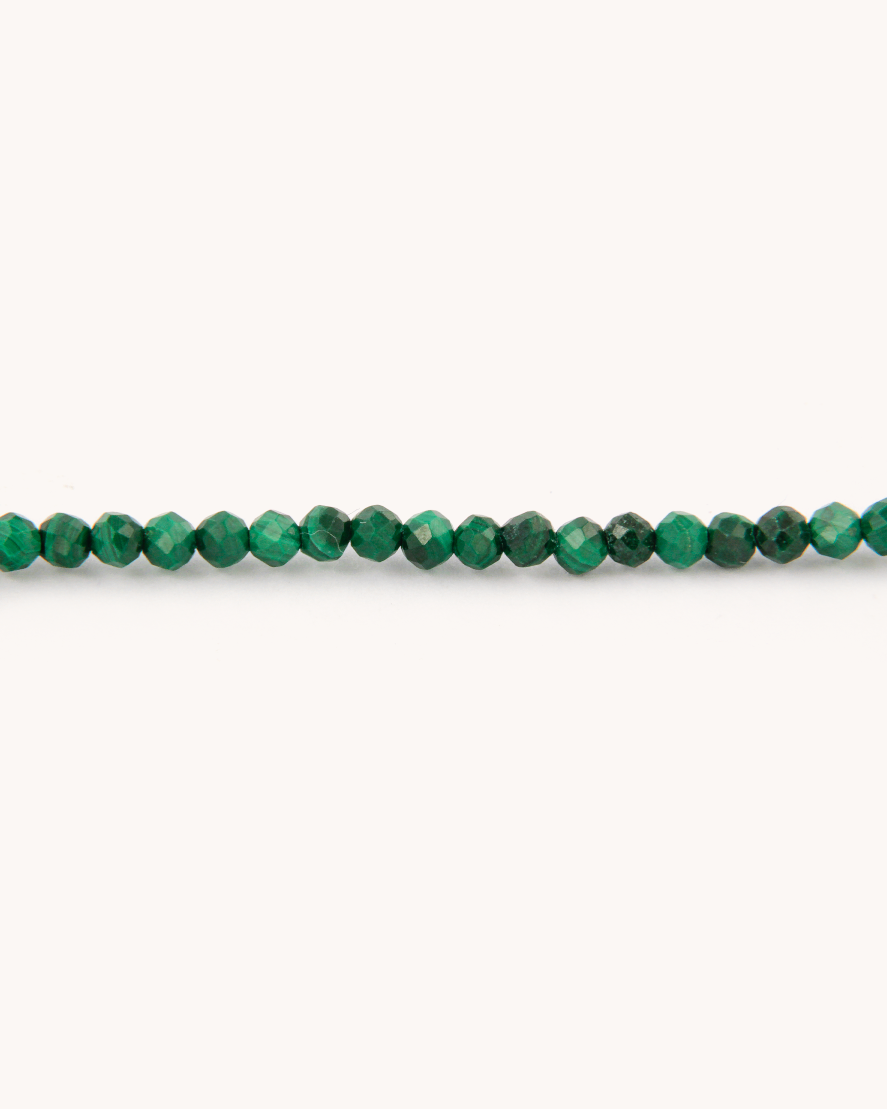 Collana in malachite con tulipano in smalto a fuoco dipinto a mano su oro giallo 18 carati.