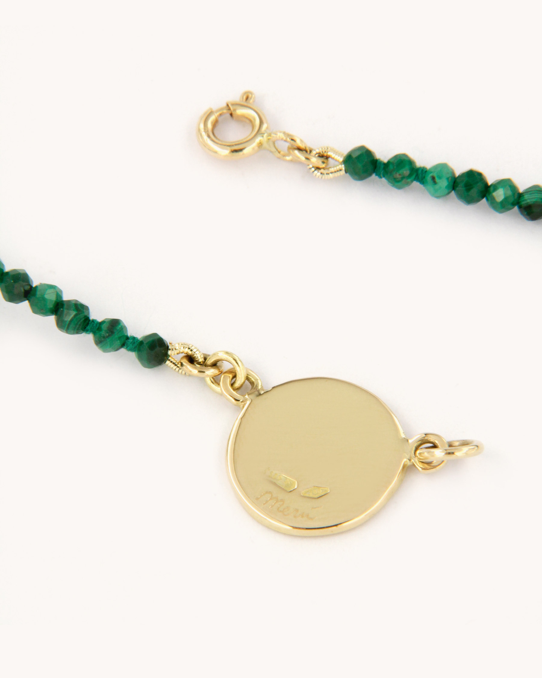 Collana in malachite con tulipano in smalto a fuoco dipinto a mano su oro giallo 18 carati.